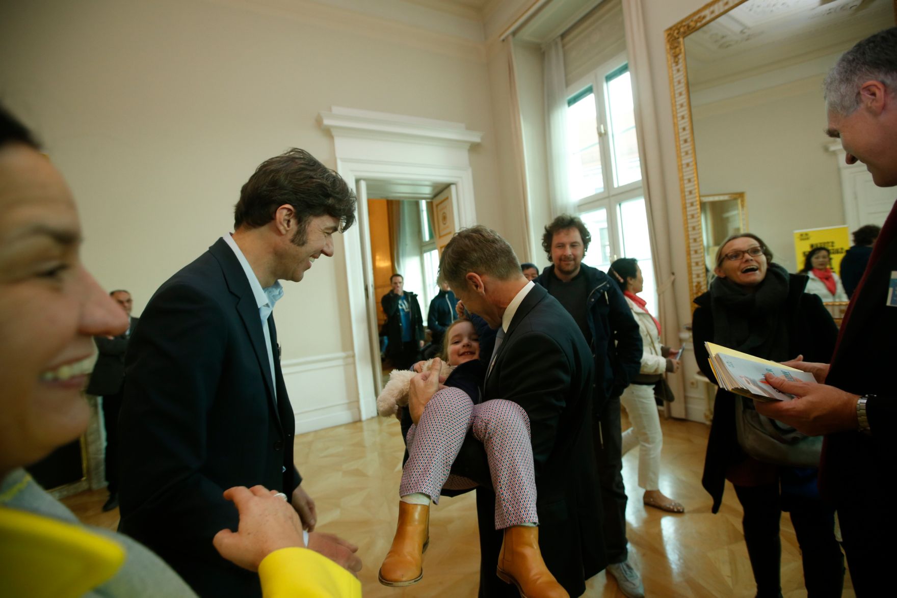 Am 26. Oktober 2015 empfing Kanzleramtsminister Josef Ostermayer im Rahmen des Nationalfeiertages Besucherinnen und Besucher im Bundeskanzleramt.