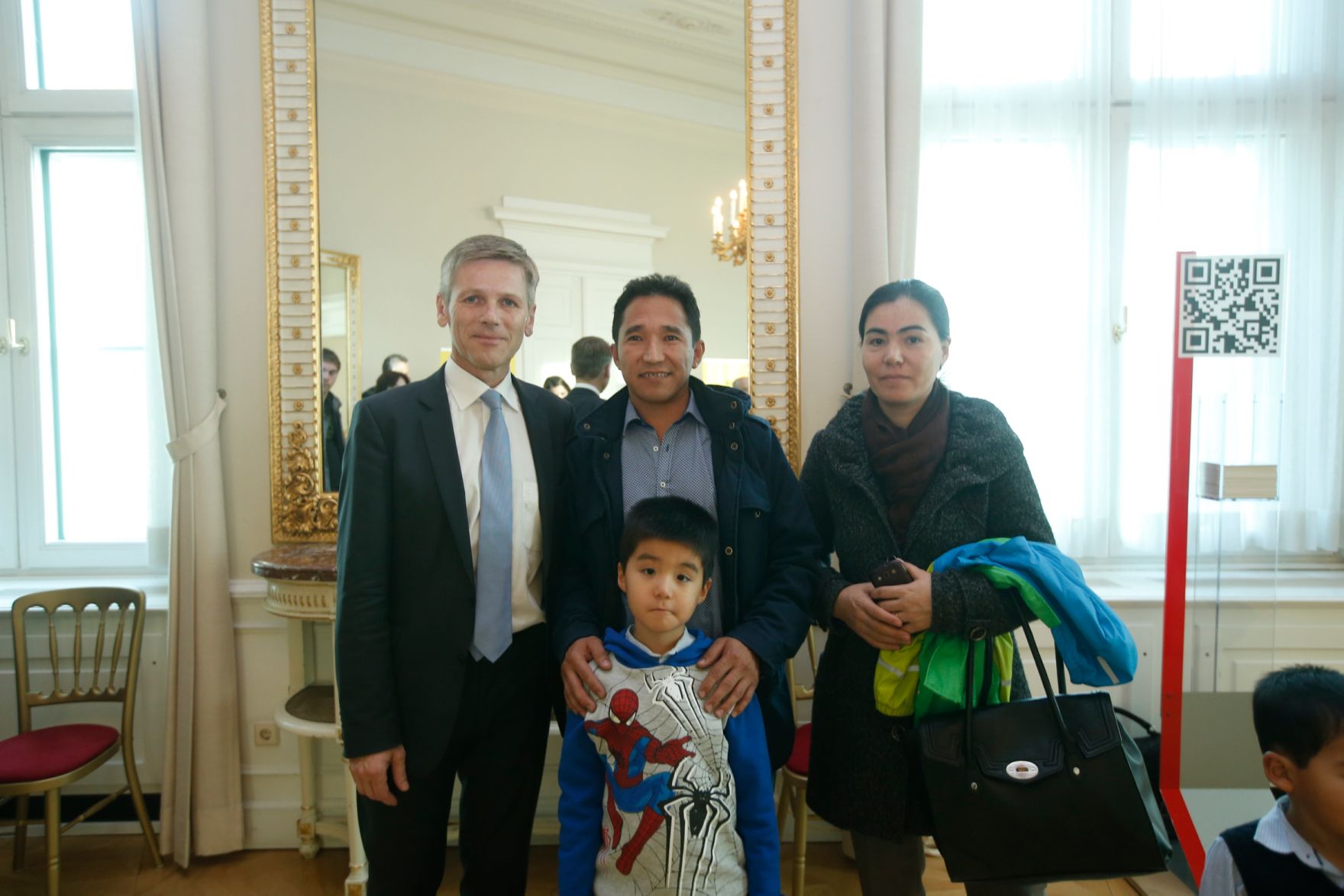 Am 26. Oktober 2015 empfing Kanzleramtsminister Josef Ostermayer im Rahmen des Nationalfeiertages Besucherinnen und Besucher im Bundeskanzleramt.