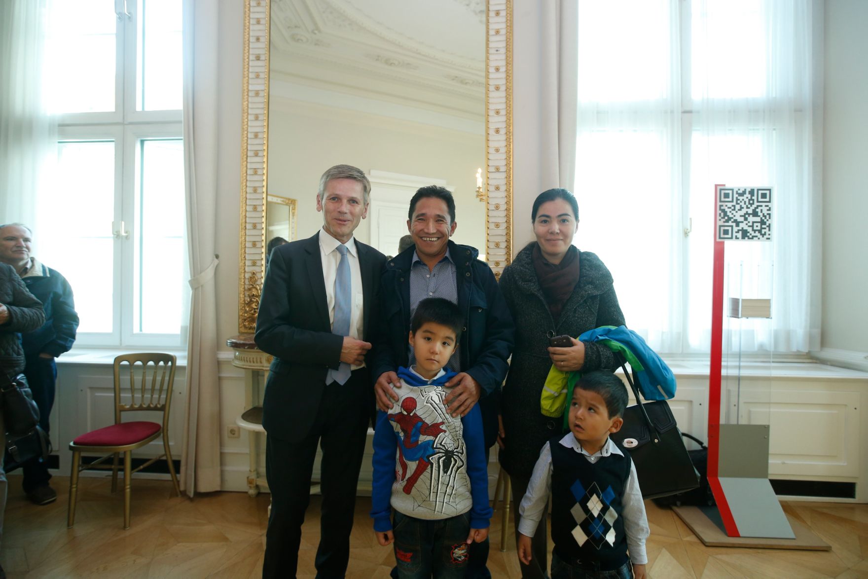 Am 26. Oktober 2015 empfing Kanzleramtsminister Josef Ostermayer im Rahmen des Nationalfeiertages Besucherinnen und Besucher im Bundeskanzleramt.