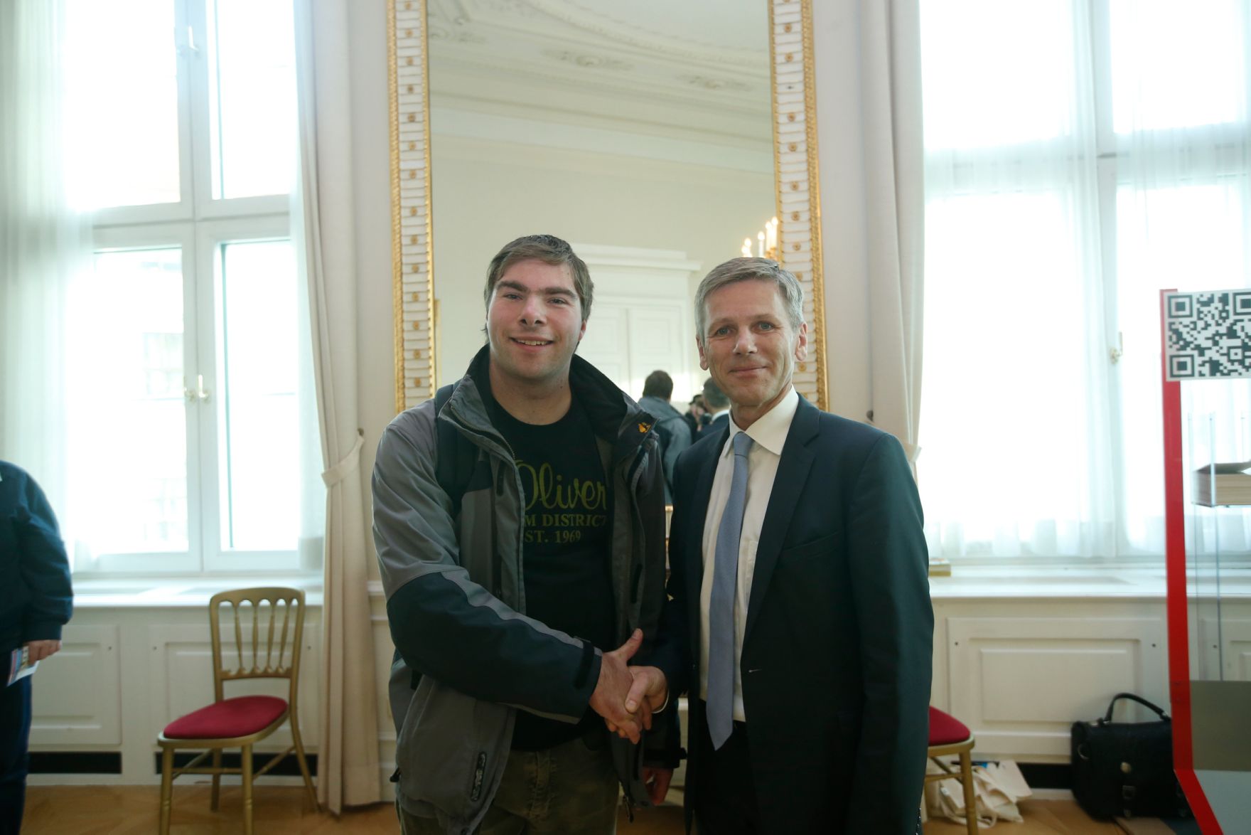 Am 26. Oktober 2015 empfing Kanzleramtsminister Josef Ostermayer im Rahmen des Nationalfeiertages Besucherinnen und Besucher im Bundeskanzleramt.