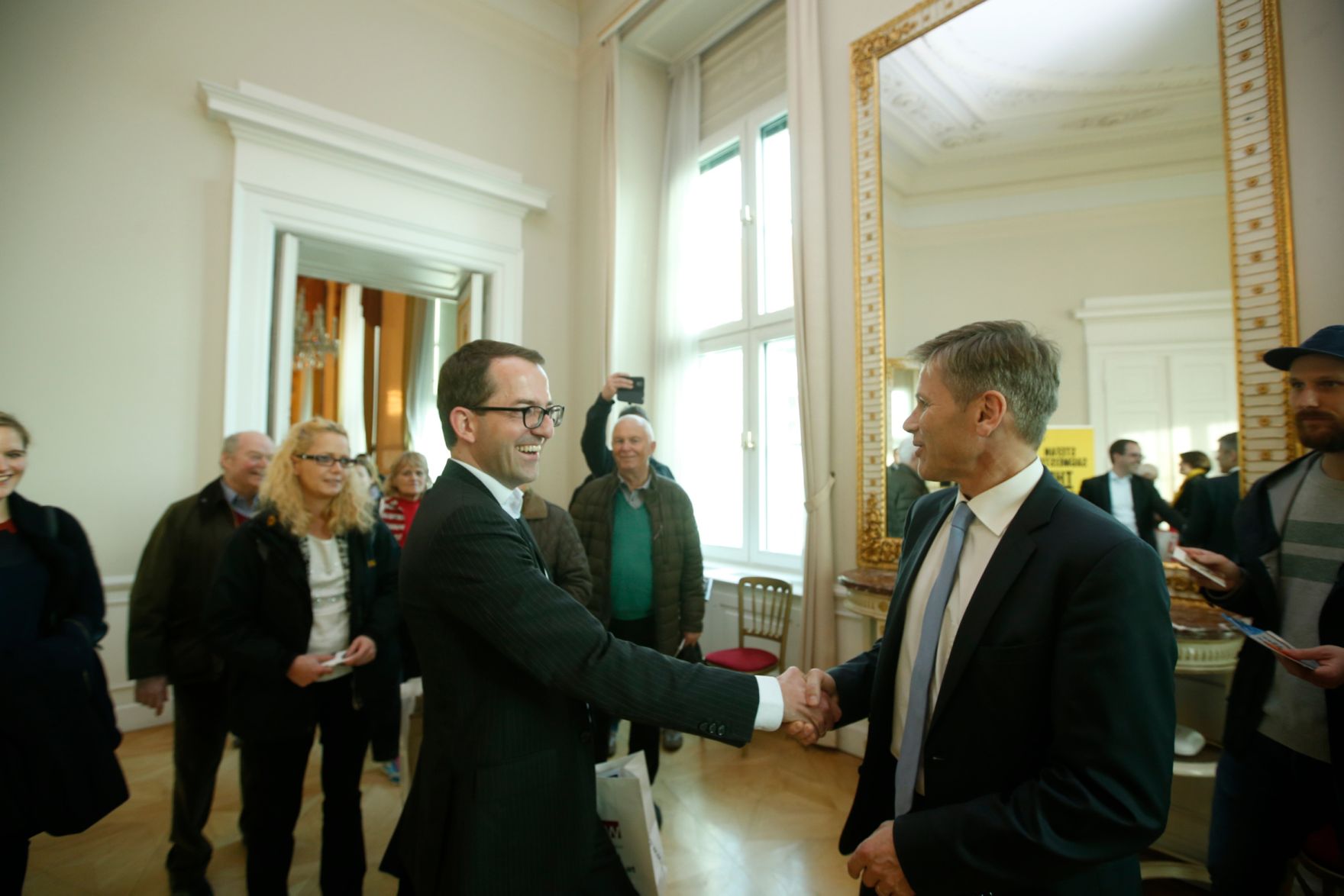 Am 26. Oktober 2015 empfing Kanzleramtsminister Josef Ostermayer im Rahmen des Nationalfeiertages Besucherinnen und Besucher im Bundeskanzleramt.