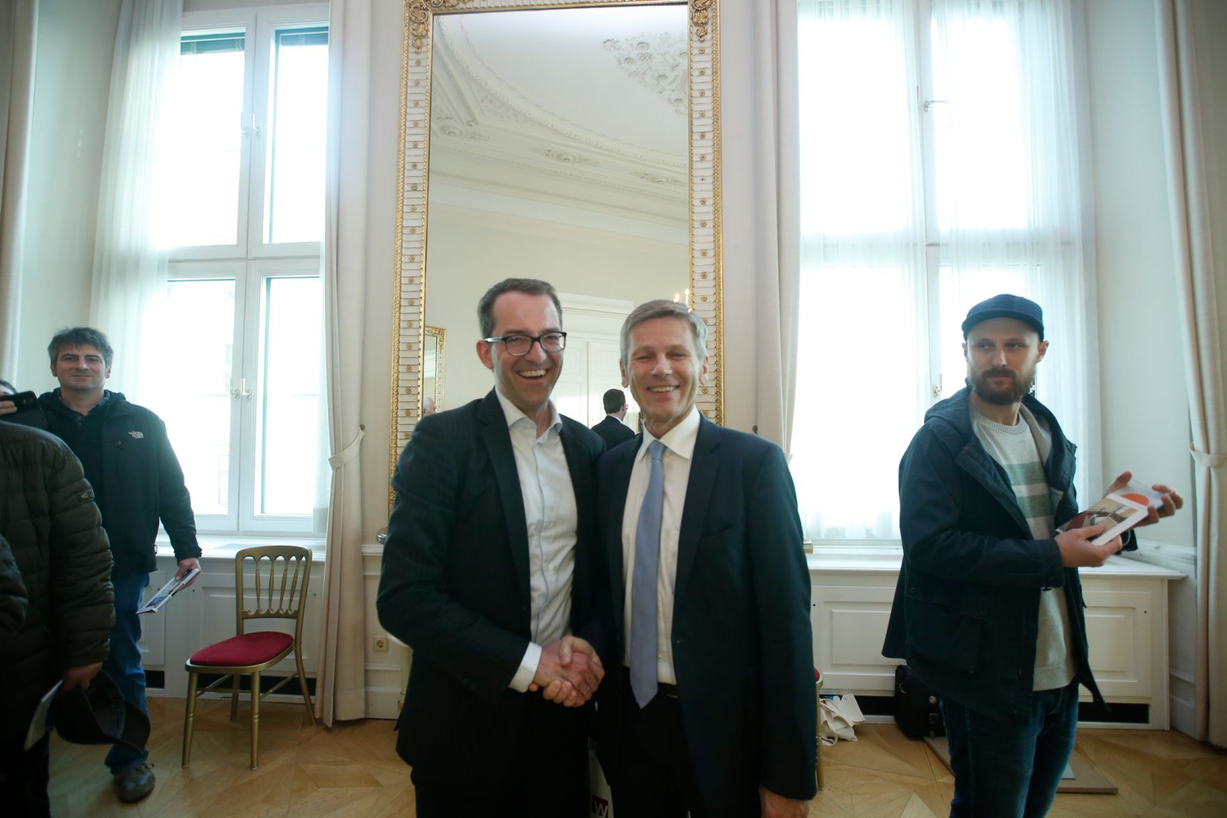 Am 26. Oktober 2015 empfing Kanzleramtsminister Josef Ostermayer im Rahmen des Nationalfeiertages Besucherinnen und Besucher im Bundeskanzleramt.