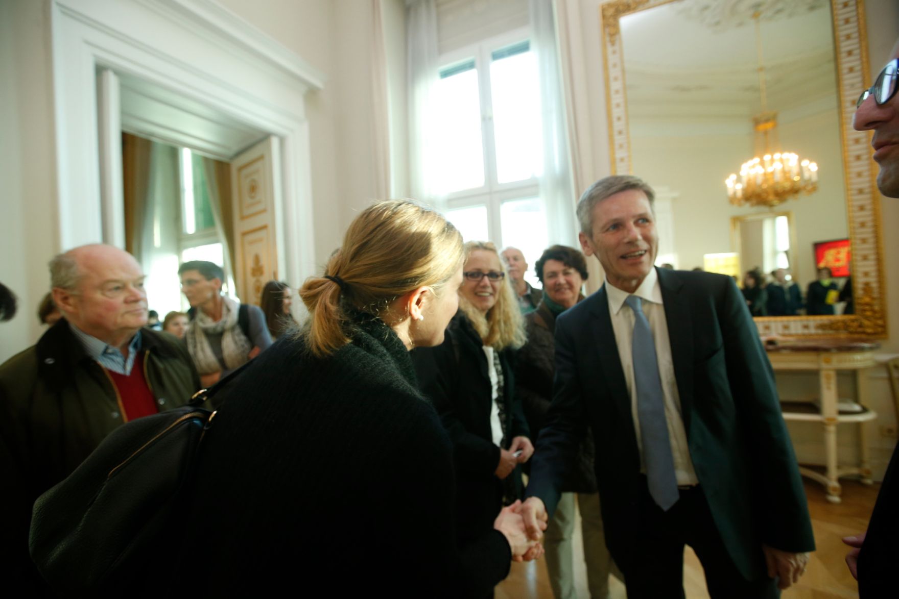 Am 26. Oktober 2015 empfing Kanzleramtsminister Josef Ostermayer im Rahmen des Nationalfeiertages Besucherinnen und Besucher im Bundeskanzleramt.