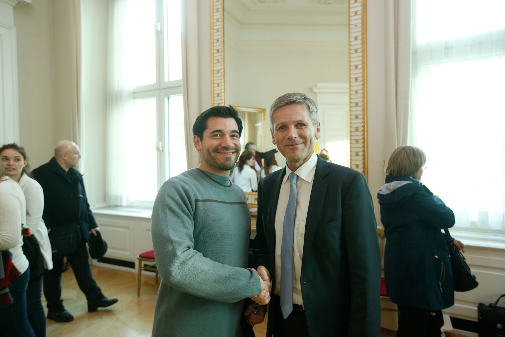 Am 26. Oktober 2015 empfing Kanzleramtsminister Josef Ostermayer im Rahmen des Nationalfeiertages Besucherinnen und Besucher im Bundeskanzleramt.