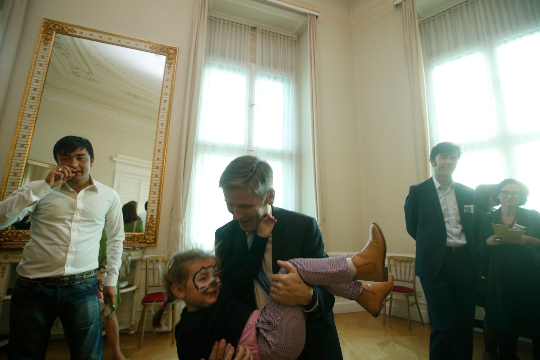 Am 26. Oktober 2015 empfing Kanzleramtsminister Josef Ostermayer im Rahmen des Nationalfeiertages Besucherinnen und Besucher im Bundeskanzleramt.