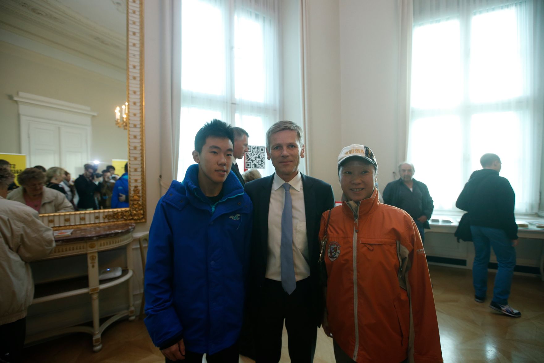 Am 26. Oktober 2015 empfing Kanzleramtsminister Josef Ostermayer im Rahmen des Nationalfeiertages Besucherinnen und Besucher im Bundeskanzleramt.