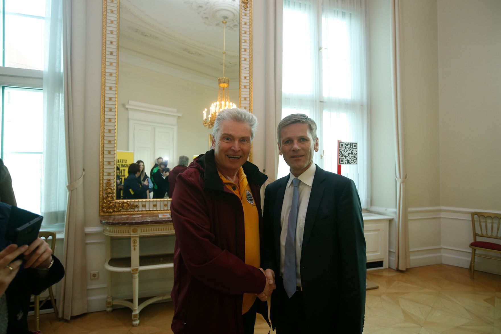 Am 26. Oktober 2015 empfing Kanzleramtsminister Josef Ostermayer im Rahmen des Nationalfeiertages Besucherinnen und Besucher im Bundeskanzleramt.