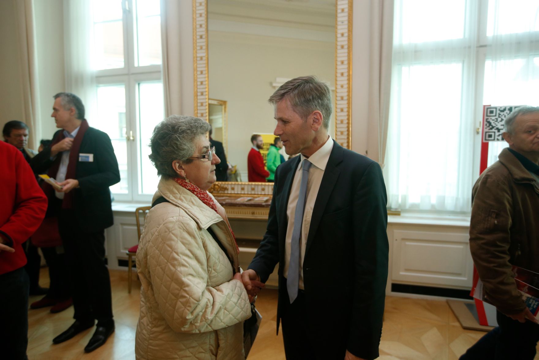 Am 26. Oktober 2015 empfing Kanzleramtsminister Josef Ostermayer im Rahmen des Nationalfeiertages Besucherinnen und Besucher im Bundeskanzleramt.