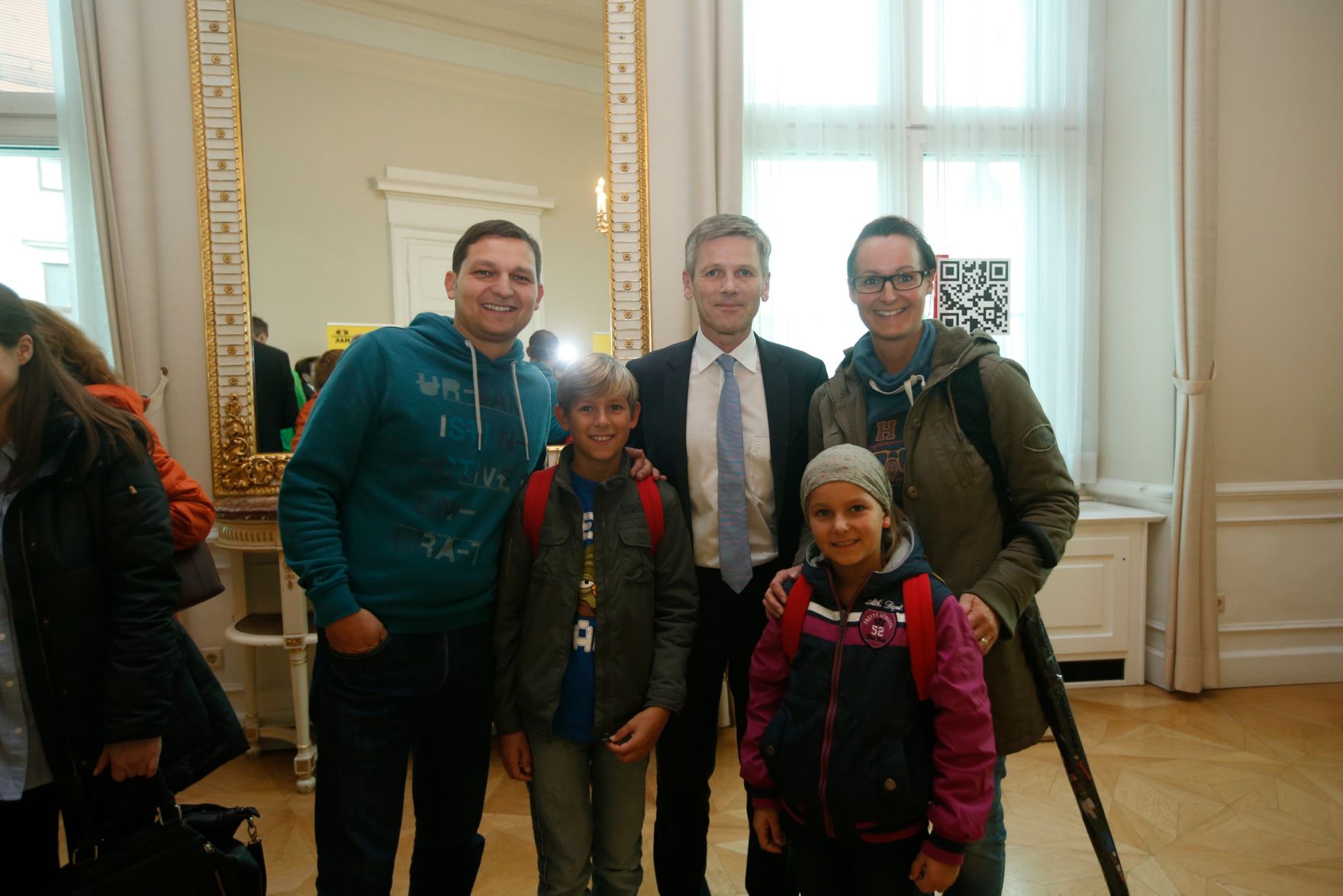 Am 26. Oktober 2015 empfing Kanzleramtsminister Josef Ostermayer im Rahmen des Nationalfeiertages Besucherinnen und Besucher im Bundeskanzleramt.