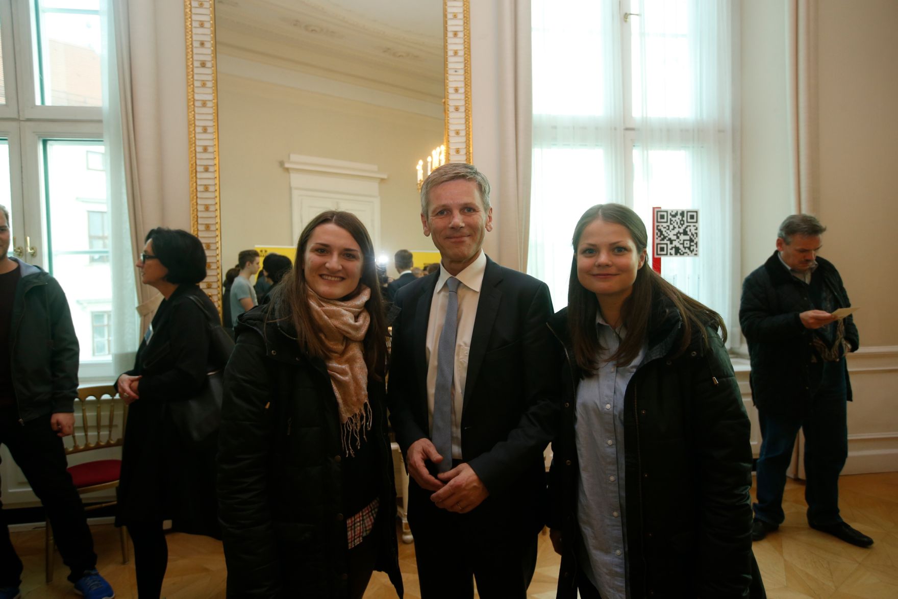 Am 26. Oktober 2015 empfing Kanzleramtsminister Josef Ostermayer im Rahmen des Nationalfeiertages Besucherinnen und Besucher im Bundeskanzleramt.