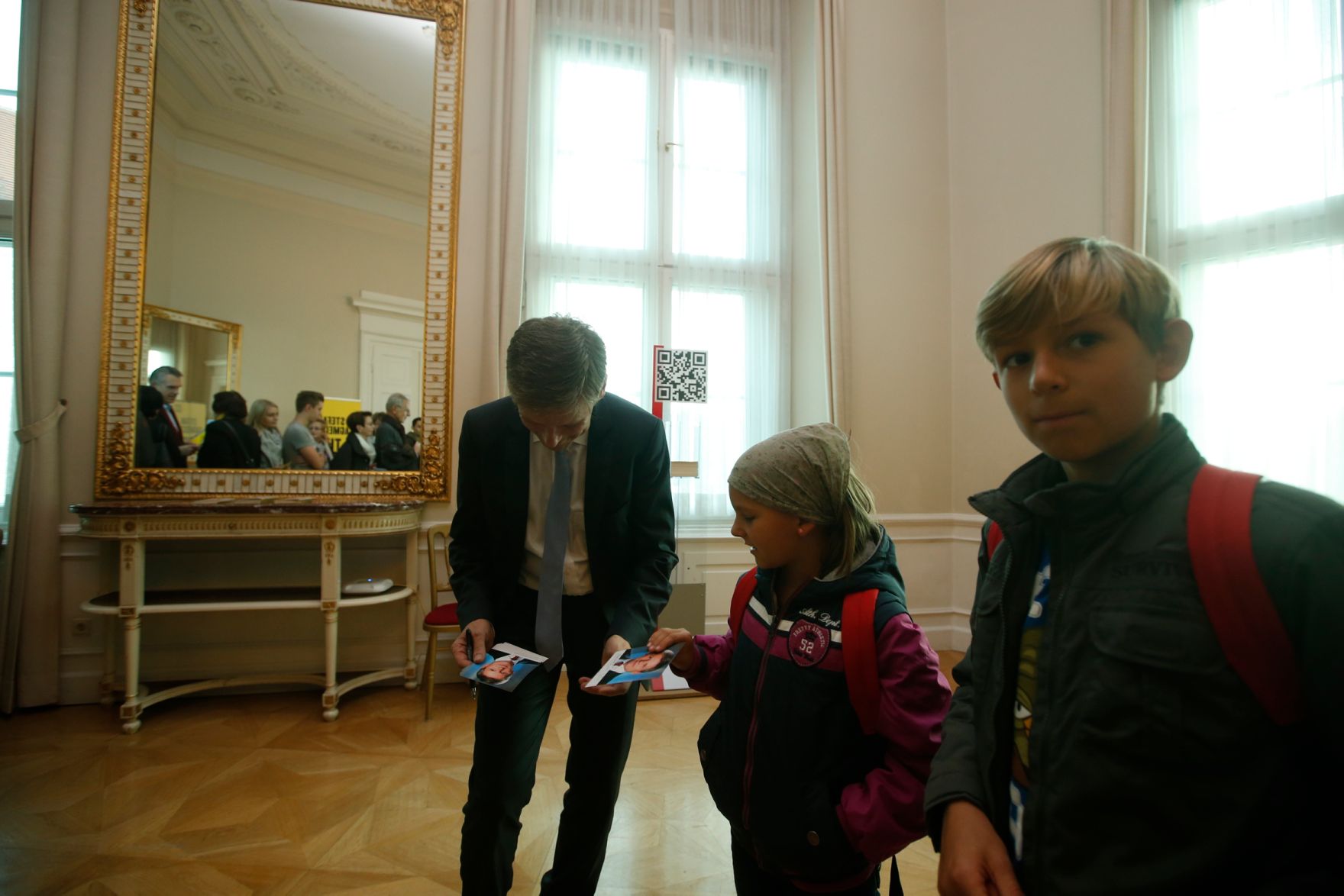 Am 26. Oktober 2015 empfing Kanzleramtsminister Josef Ostermayer im Rahmen des Nationalfeiertages Besucherinnen und Besucher im Bundeskanzleramt.