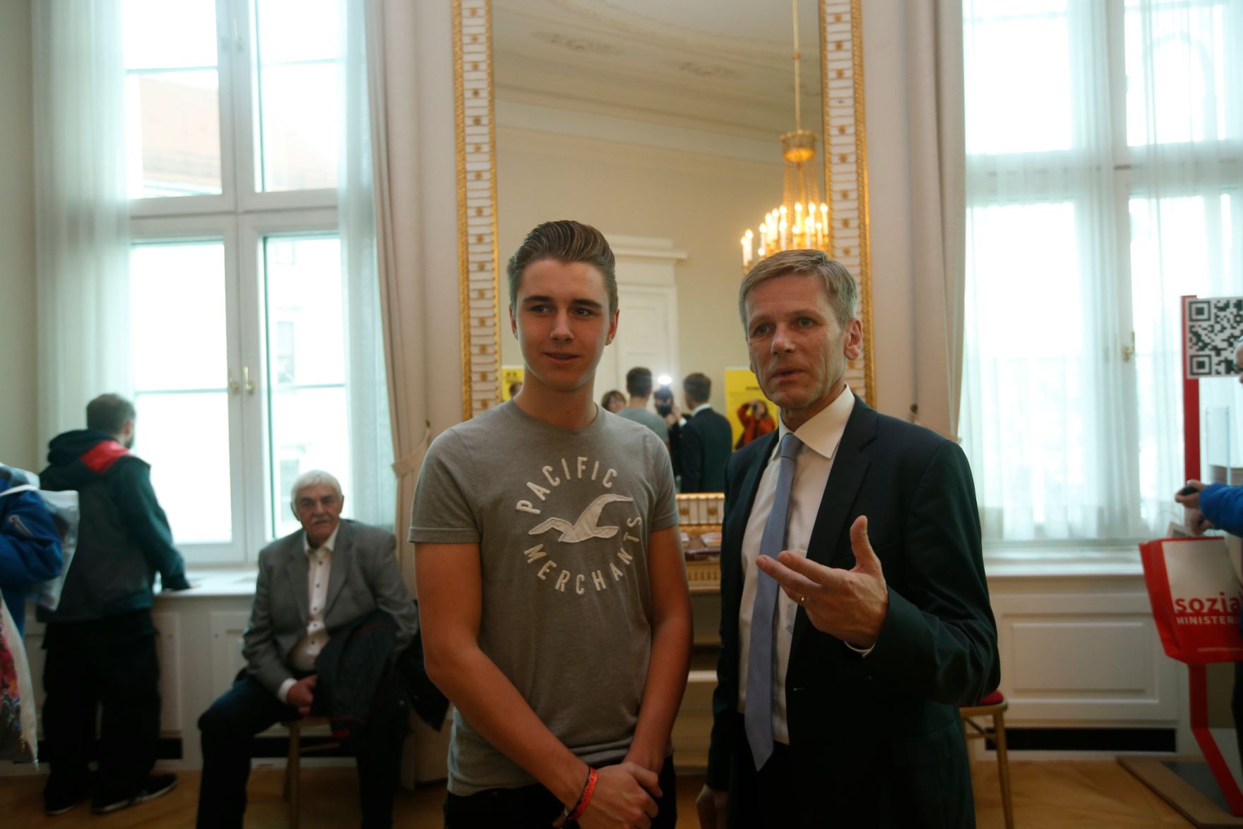 Am 26. Oktober 2015 empfing Kanzleramtsminister Josef Ostermayer im Rahmen des Nationalfeiertages Besucherinnen und Besucher im Bundeskanzleramt.