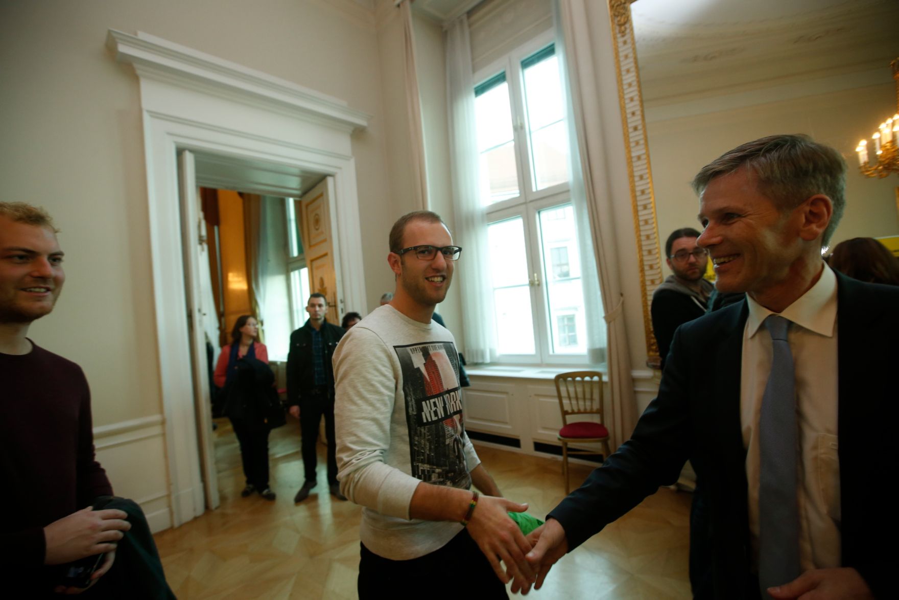 Am 26. Oktober 2015 empfing Kanzleramtsminister Josef Ostermayer im Rahmen des Nationalfeiertages Besucherinnen und Besucher im Bundeskanzleramt.