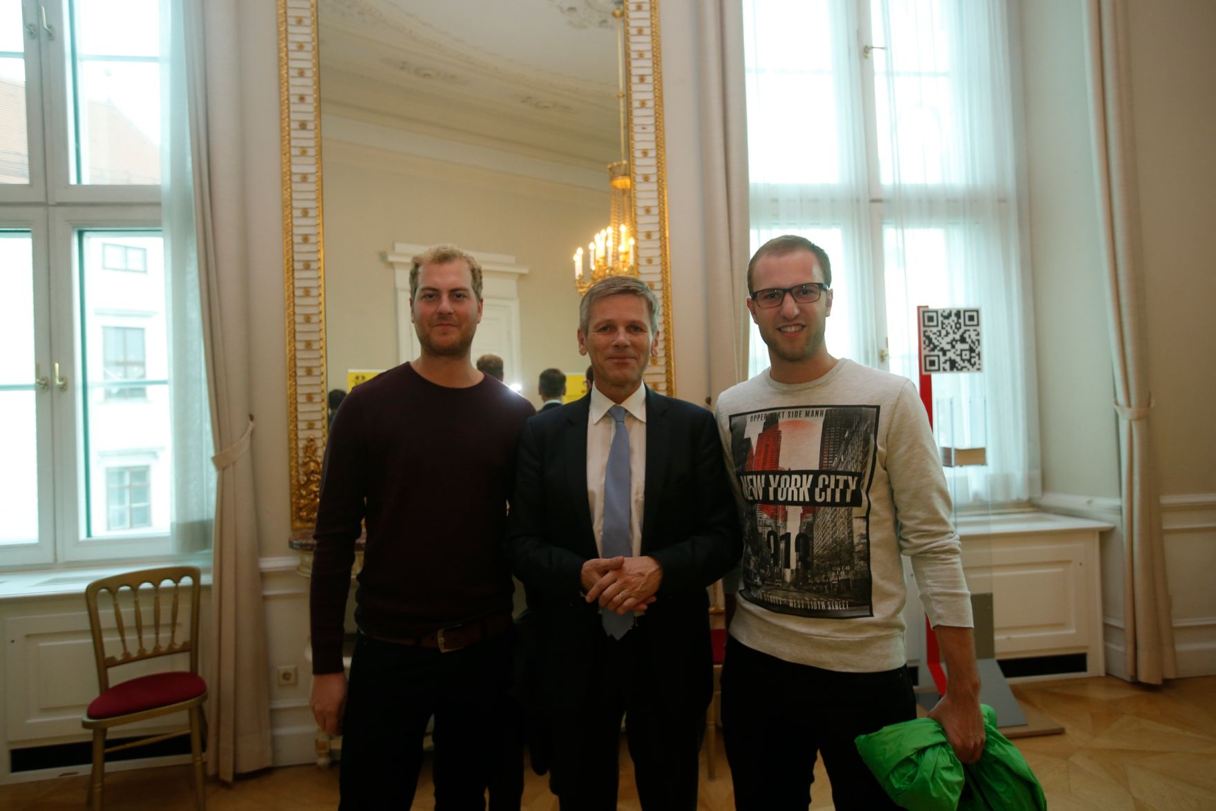 Am 26. Oktober 2015 empfing Kanzleramtsminister Josef Ostermayer im Rahmen des Nationalfeiertages Besucherinnen und Besucher im Bundeskanzleramt.