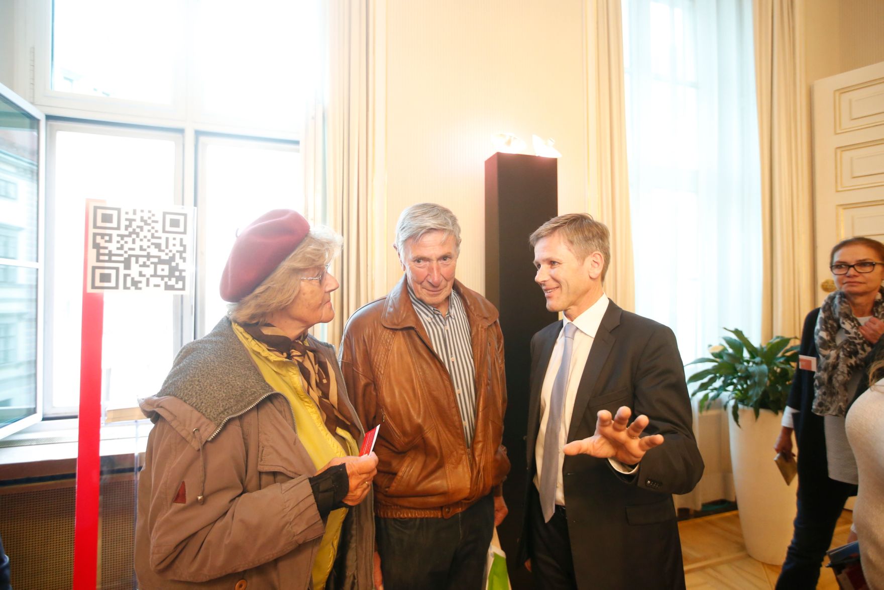 Am 26. Oktober 2015 empfing Kanzleramtsminister Josef Ostermayer im Rahmen des Nationalfeiertages Besucherinnen und Besucher im Bundeskanzleramt.