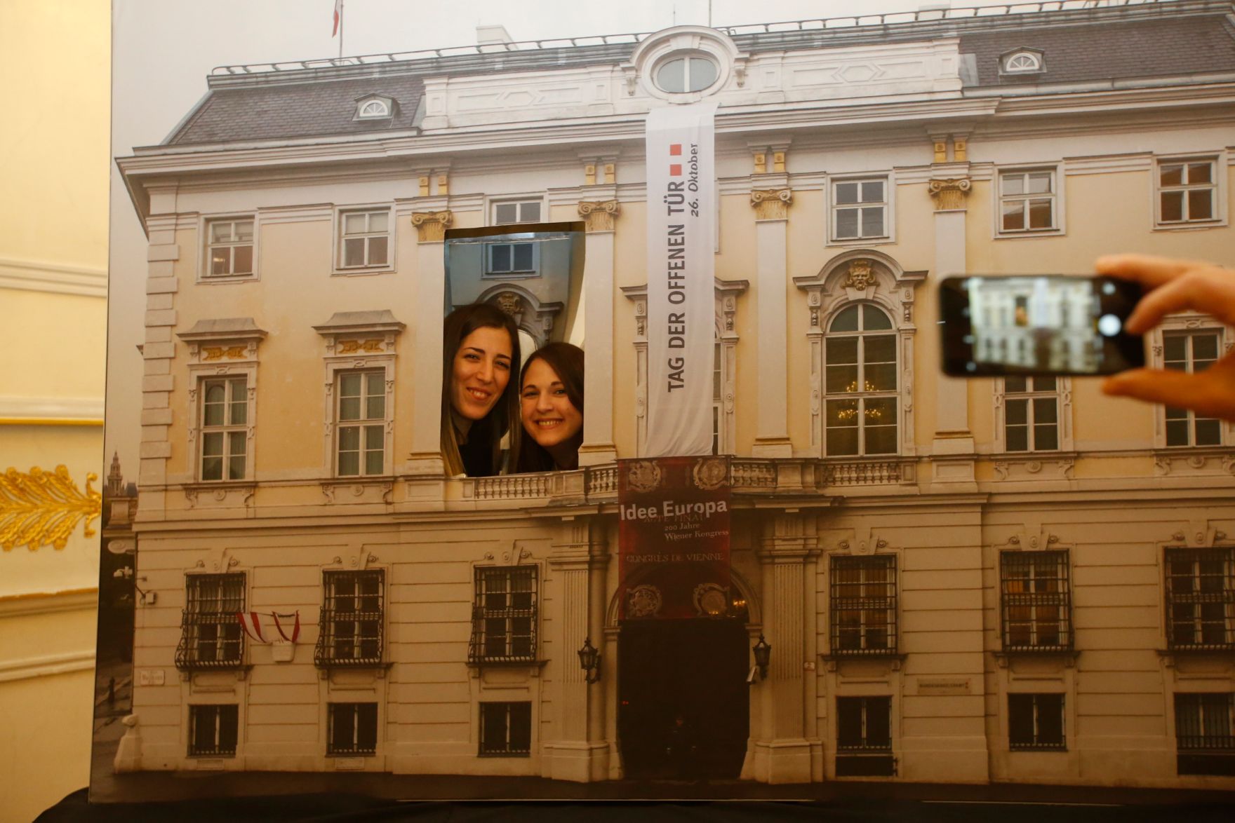 Am 26. Oktober 2015 empfing Kanzleramtsminister Josef Ostermayer im Rahmen des Nationalfeiertages Besucherinnen und Besucher im Bundeskanzleramt.
