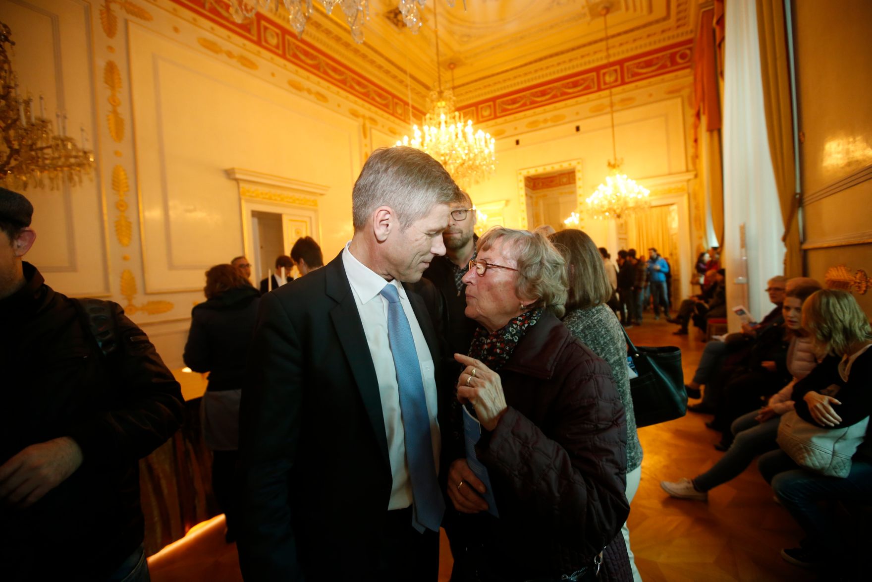 Am 26. Oktober 2015 empfing Kanzleramtsminister Josef Ostermayer im Rahmen des Nationalfeiertages Besucherinnen und Besucher im Bundeskanzleramt.
