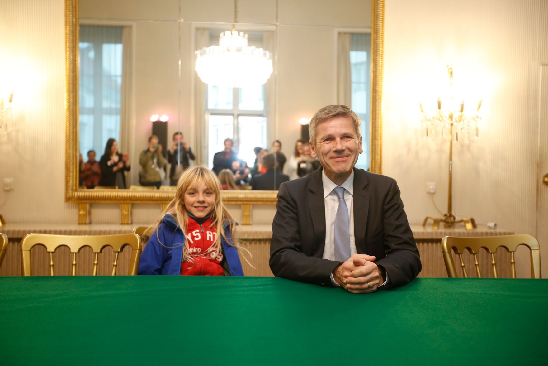 Am 26. Oktober 2015 empfing Kanzleramtsminister Josef Ostermayer im Rahmen des Nationalfeiertages Besucherinnen und Besucher im Bundeskanzleramt.