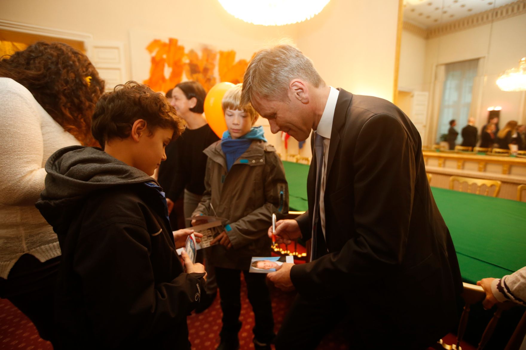 Am 26. Oktober 2015 empfing Kanzleramtsminister Josef Ostermayer im Rahmen des Nationalfeiertages Besucherinnen und Besucher im Bundeskanzleramt.