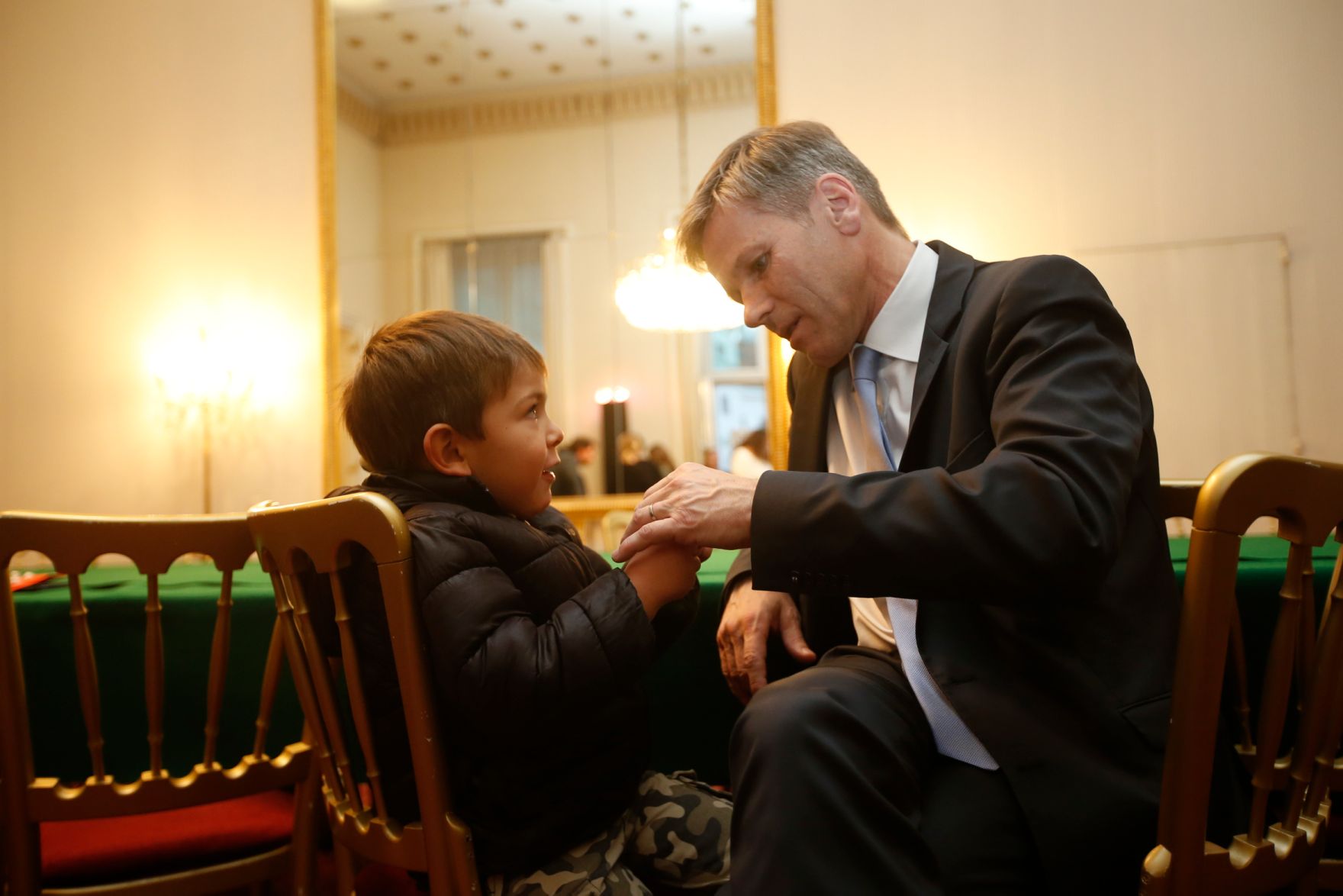 Am 26. Oktober 2015 empfing Kanzleramtsminister Josef Ostermayer im Rahmen des Nationalfeiertages Besucherinnen und Besucher im Bundeskanzleramt.