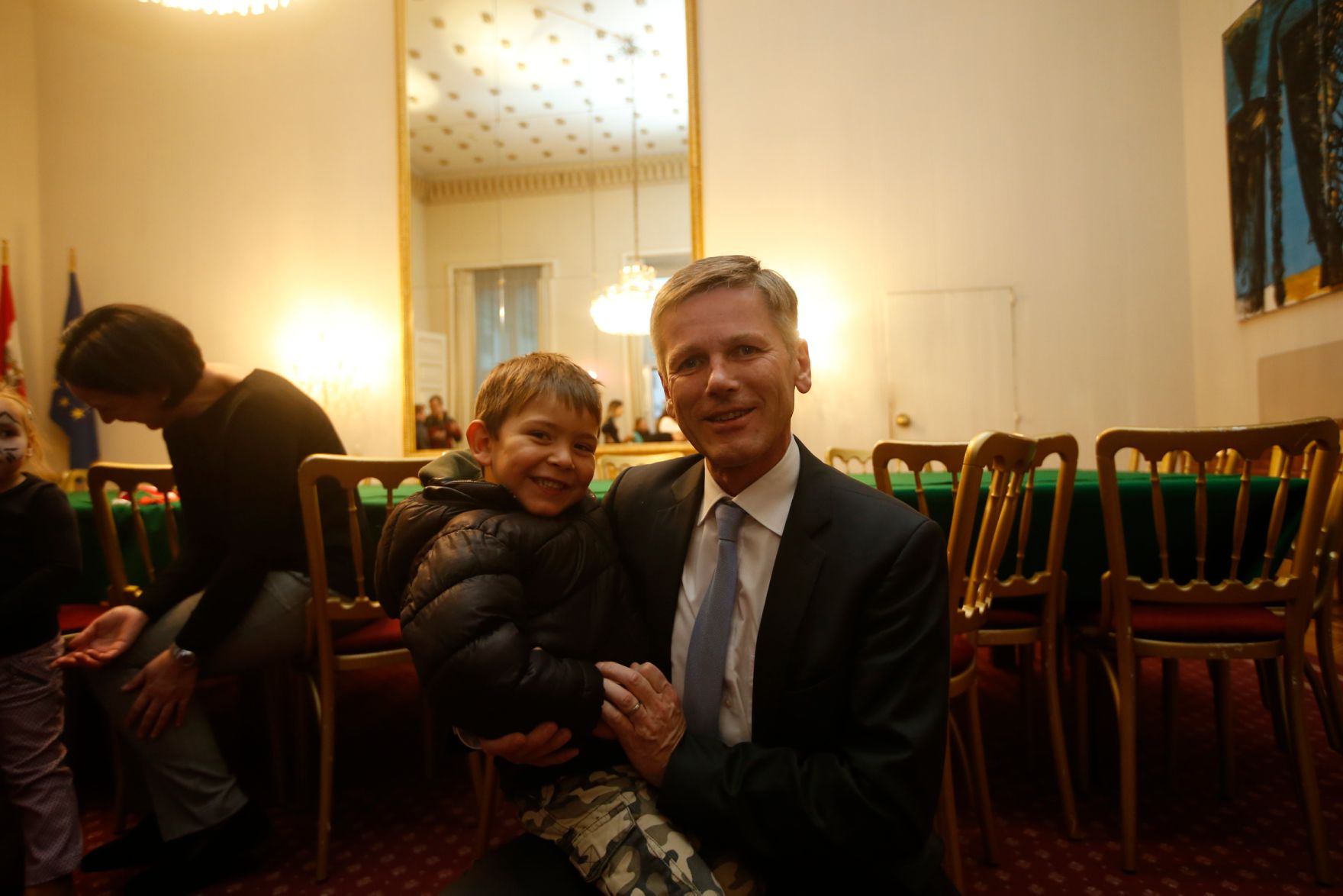 Am 26. Oktober 2015 empfing Kanzleramtsminister Josef Ostermayer im Rahmen des Nationalfeiertages Besucherinnen und Besucher im Bundeskanzleramt.