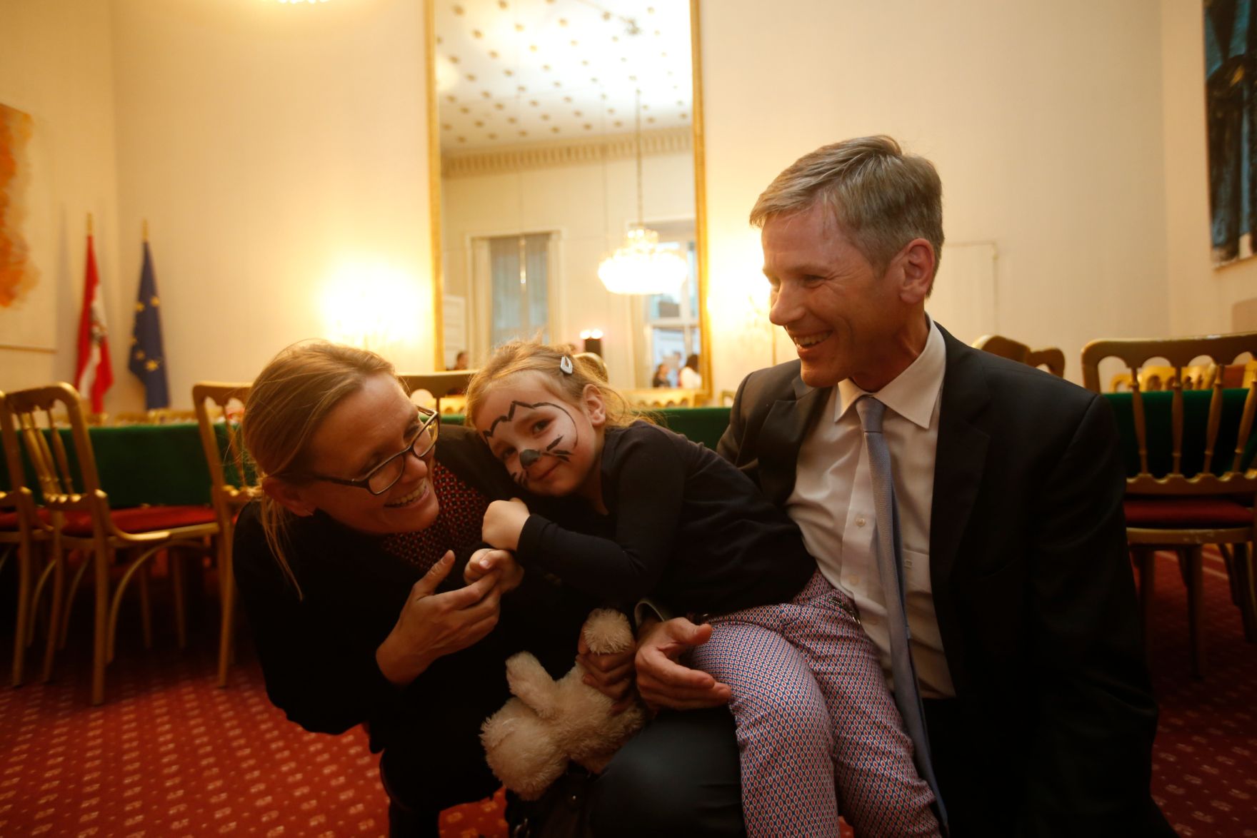 Am 26. Oktober 2015 empfing Kanzleramtsminister Josef Ostermayer im Rahmen des Nationalfeiertages Besucherinnen und Besucher im Bundeskanzleramt.