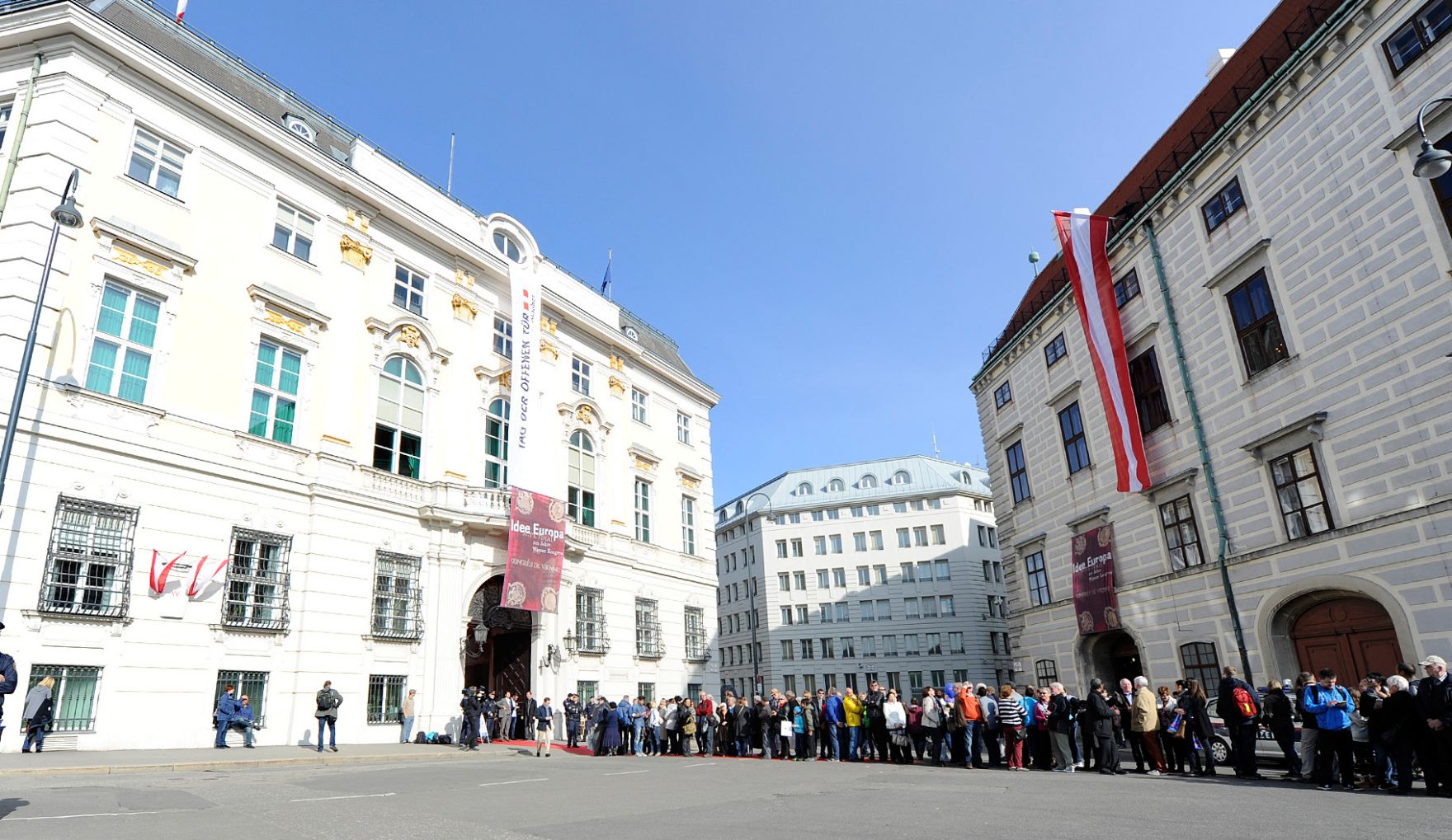 Am 26. Oktober 2015 empfing Kanzleramtsminister Josef Ostermayer im Rahmen des Nationalfeiertages Besucherinnen und Besucher im Bundeskanzleramt.
