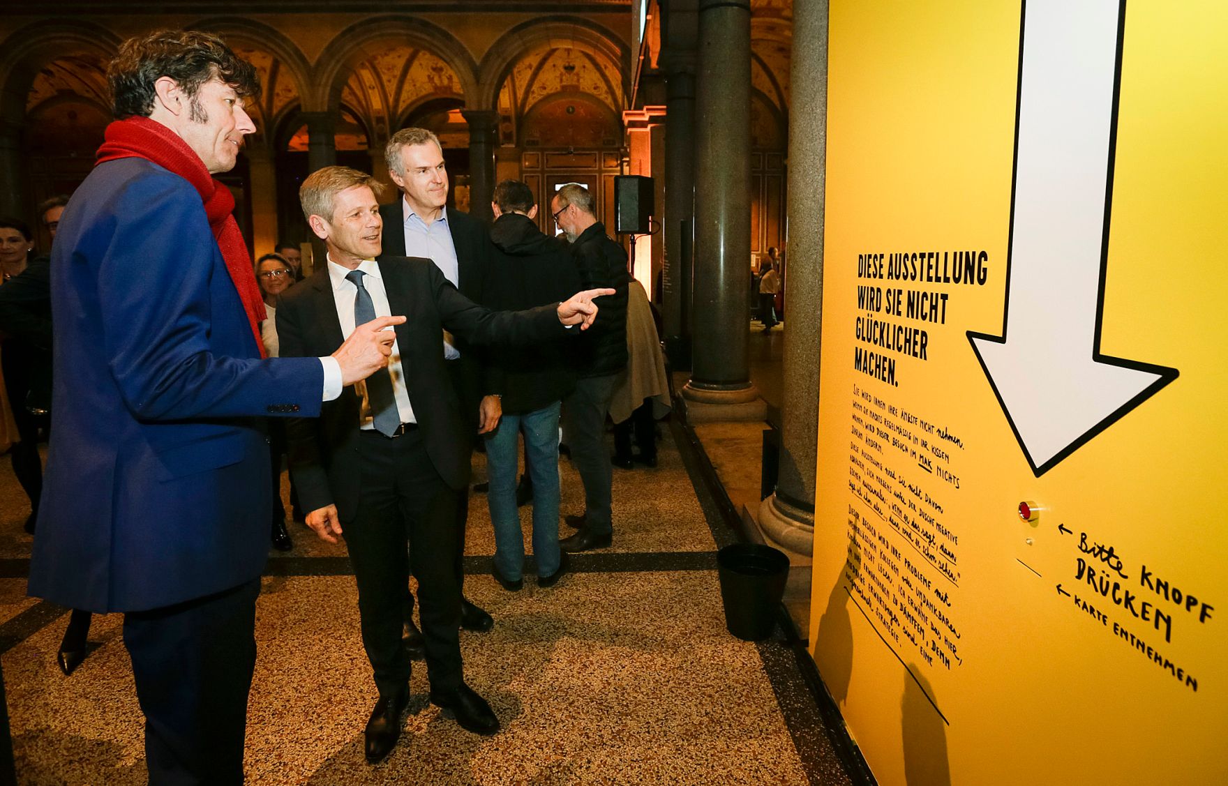 Am 27. Oktober 2015 er&ouml;ffnete Kunst- und Kulturminister Josef Ostermayer (m.) die Ausstellung Stefan Sagmeister  The Happy Show. Im Bild mit dem K&uuml;nstler Stefan Sagmeister (l.) und dem Direktor des MAK Christoph Thun-Hohenstein (r.).