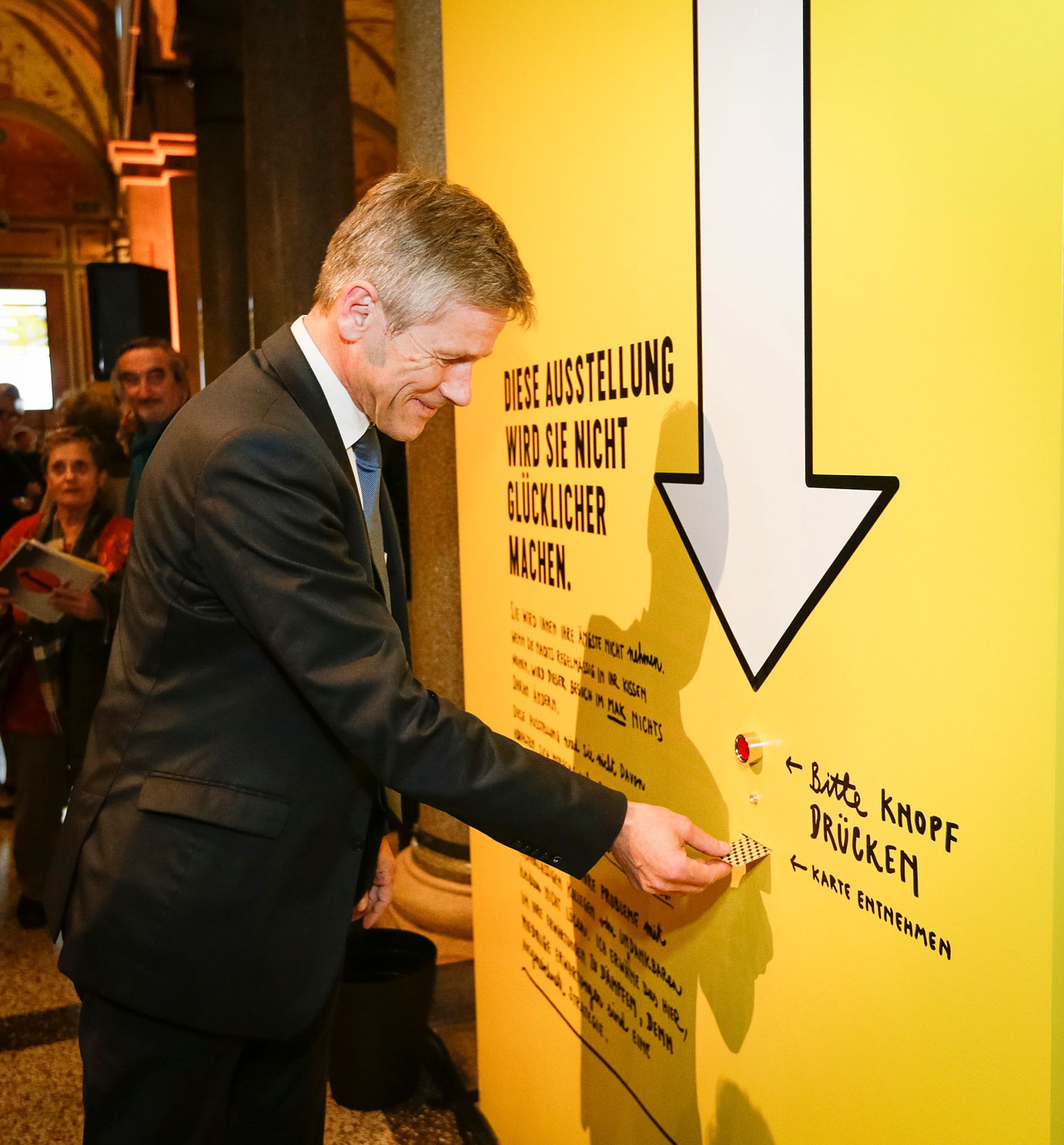 Am 27. Oktober 2015 er&ouml;ffnete Kunst- und Kulturminister Josef Ostermayer (im Bild) die Ausstellung Stefan Sagmeister  The Happy Show.