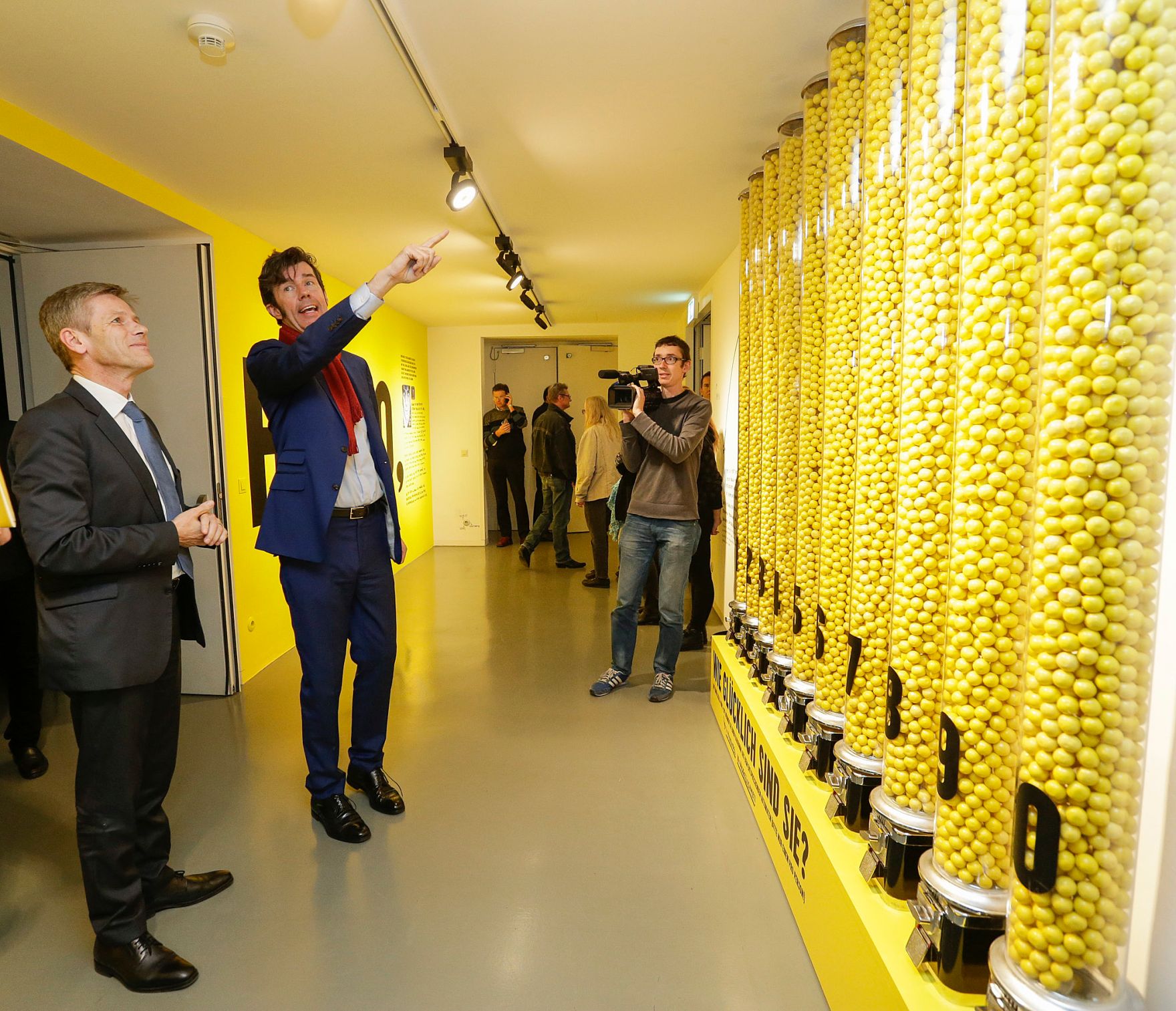Am 27. Oktober 2015 er&ouml;ffnete Kunst- und Kulturminister Josef Ostermayer (l.) die Ausstellung Stefan Sagmeister  The Happy Show. Im Bild mit dem K&uuml;nstler Stefan Sagmeister (r.).