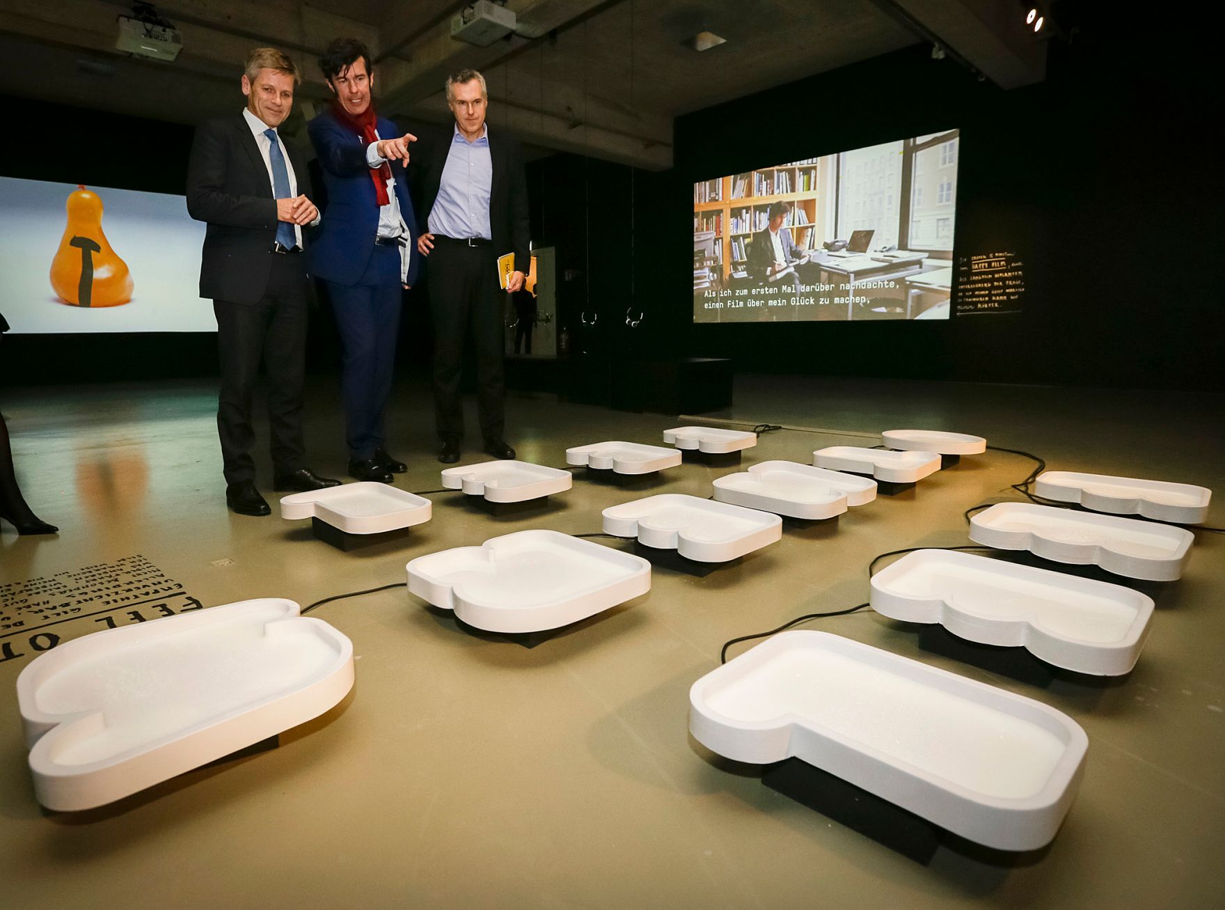 Am 27. Oktober 2015 er&ouml;ffnete Kunst- und Kulturminister Josef Ostermayer (l.) die Ausstellung Stefan Sagmeister  The Happy Show. Im Bild mit dem K&uuml;nstler Stefan Sagmeister (r.) und dem Direktor des MAK Christoph Thun-Hohenstein (m.).