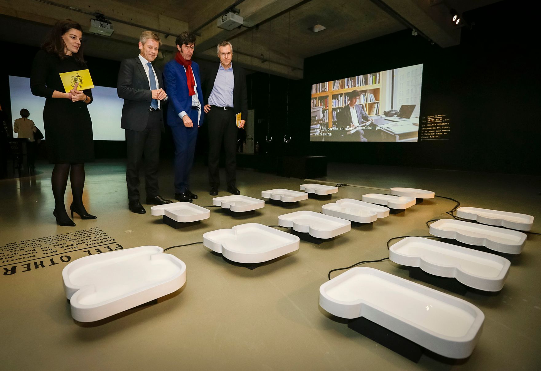 Am 27. Oktober 2015 er&ouml;ffnete Kunst- und Kulturminister Josef Ostermayer (m.l.) die Ausstellung Stefan Sagmeister  The Happy Show. Im Bild mit dem K&uuml;nstler Stefan Sagmeister (m.r.), dem Direktor des MAK Christoph Thun-Hohenstein (r.) und der Kuratorin der Ausstellung Kathrin Pokorny-Nagel (l.).