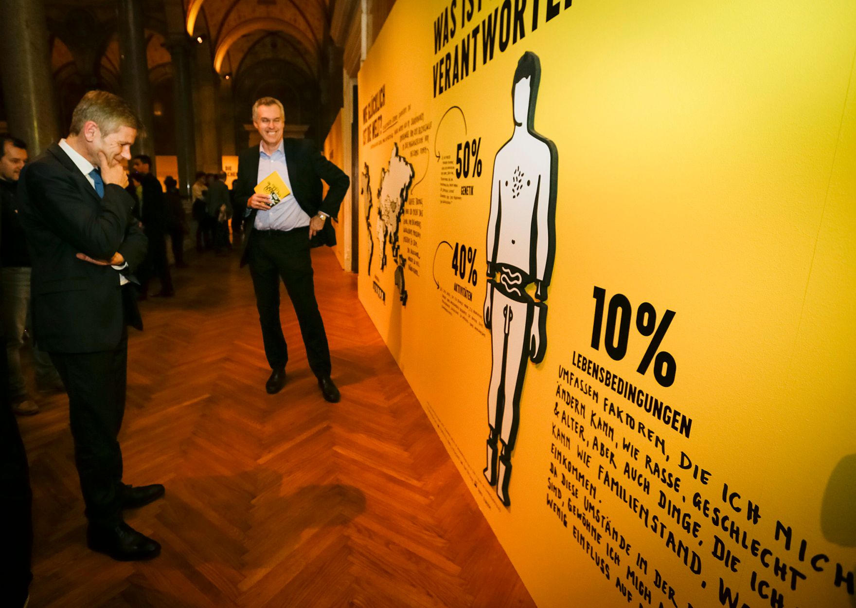 Am 27. Oktober 2015 er&ouml;ffnete Kunst- und Kulturminister Josef Ostermayer (l.) die Ausstellung Stefan Sagmeister  The Happy Show. Im Bild mit dem Direktor des MAK Christoph Thun-Hohenstein (r.).