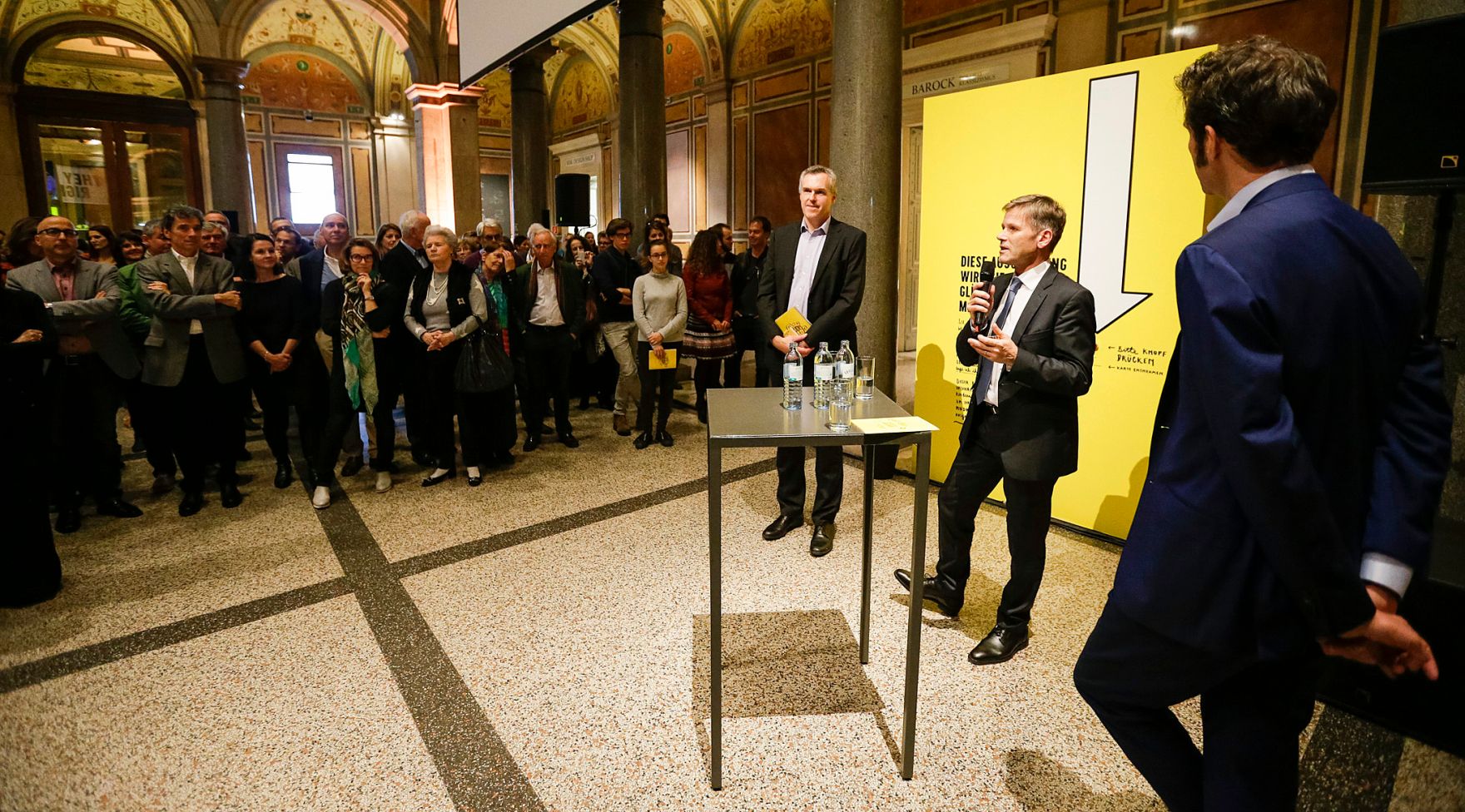 Am 27. Oktober 2015 er&ouml;ffnete Kunst- und Kulturminister Josef Ostermayer (m.) die Ausstellung Stefan Sagmeister  The Happy Show. Im Bild mit dem K&uuml;nstler Stefan Sagmeister (r.) und dem Direktor des MAK Christoph Thun-Hohenstein (l.).