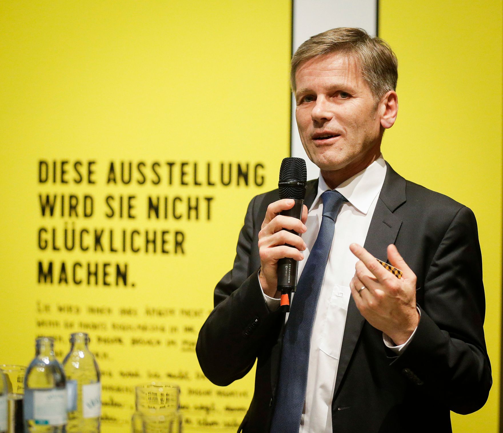 Am 27. Oktober 2015 er&ouml;ffnete Kunst- und Kulturminister Josef Ostermayer (im Bild) die Ausstellung Stefan Sagmeister  The Happy Show.