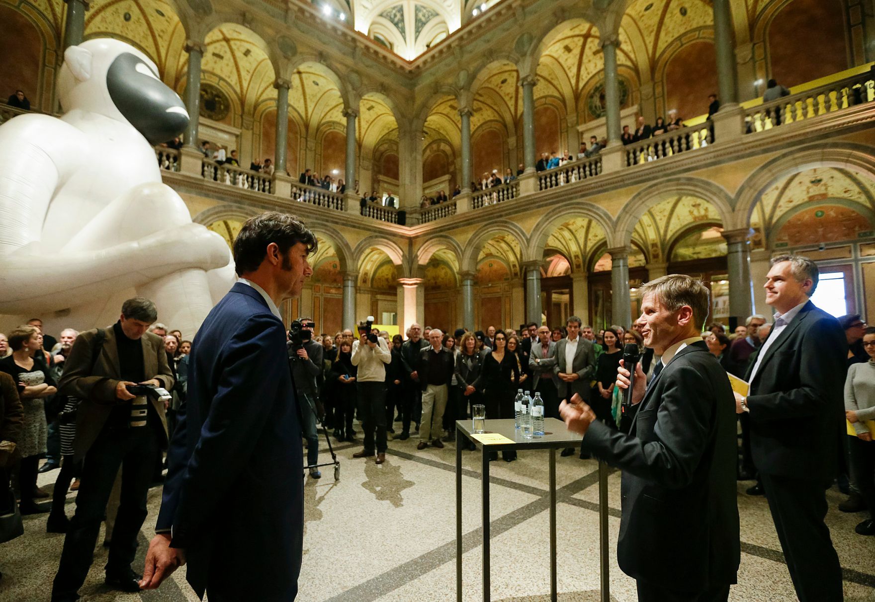 Am 27. Oktober 2015 er&ouml;ffnete Kunst- und Kulturminister Josef Ostermayer (m.) die Ausstellung Stefan Sagmeister  The Happy Show. Im Bild mit dem K&uuml;nstler Stefan Sagmeister (l.) und dem Direktor des MAK Christoph Thun-Hohenstein (r.).