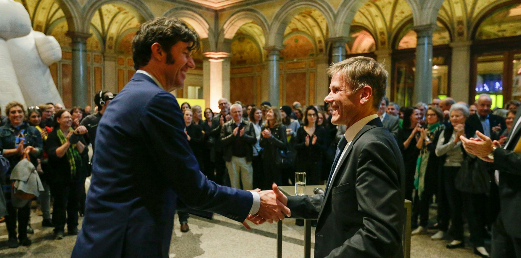 Am 27. Oktober 2015 er&ouml;ffnete Kunst- und Kulturminister Josef Ostermayer (r.) die Ausstellung Stefan Sagmeister  The Happy Show. Im Bild mit dem K&uuml;nstler Stefan Sagmeister (l.).