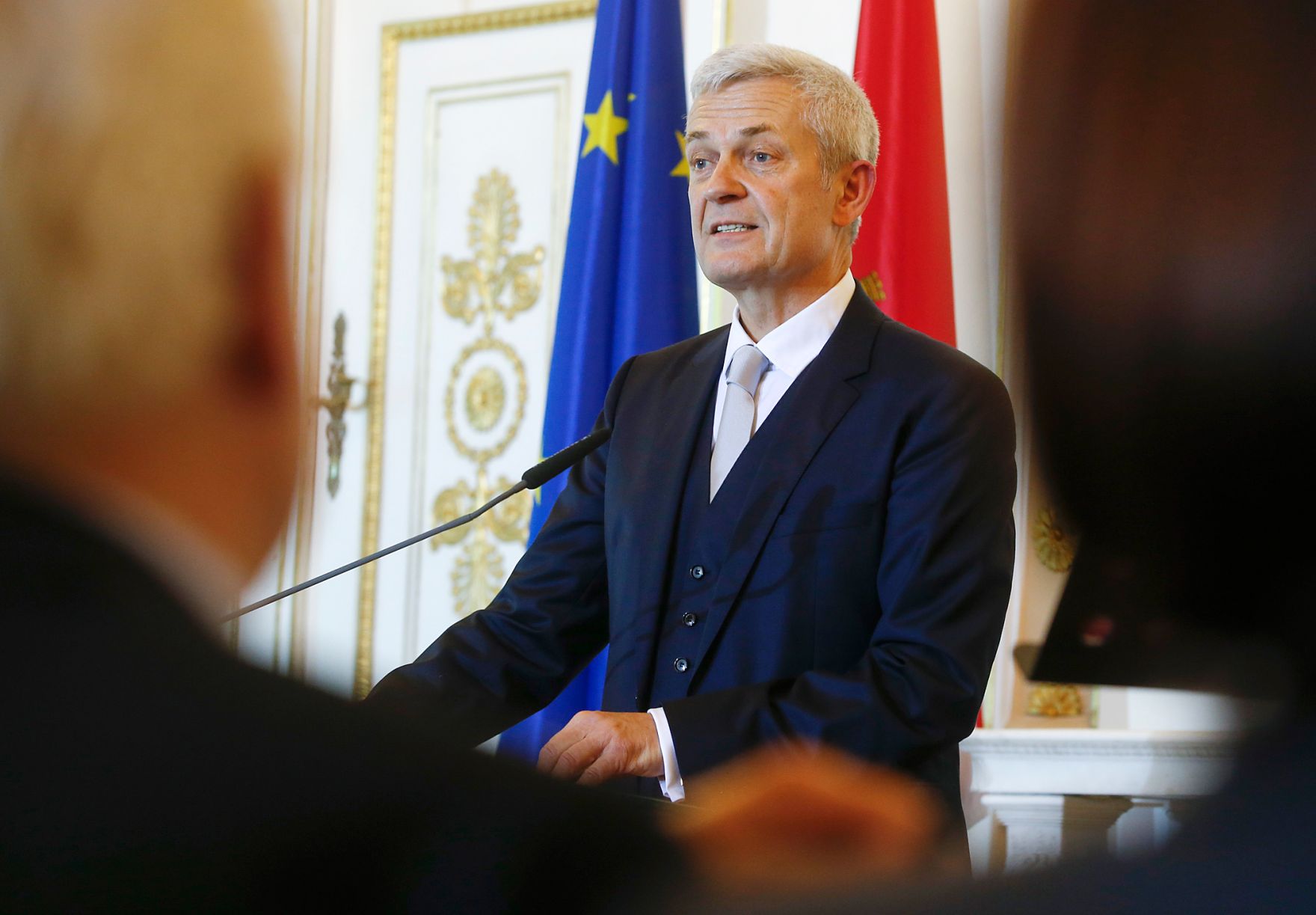 Am 30. Oktober 2015 &uuml;berreichte Kunst- und Kulturminister Josef Ostermayer das &ouml;sterreichische Ehrenkreuz f&uuml;r Wissenschaft und Kunst an Rainer Schubert (im Bild).