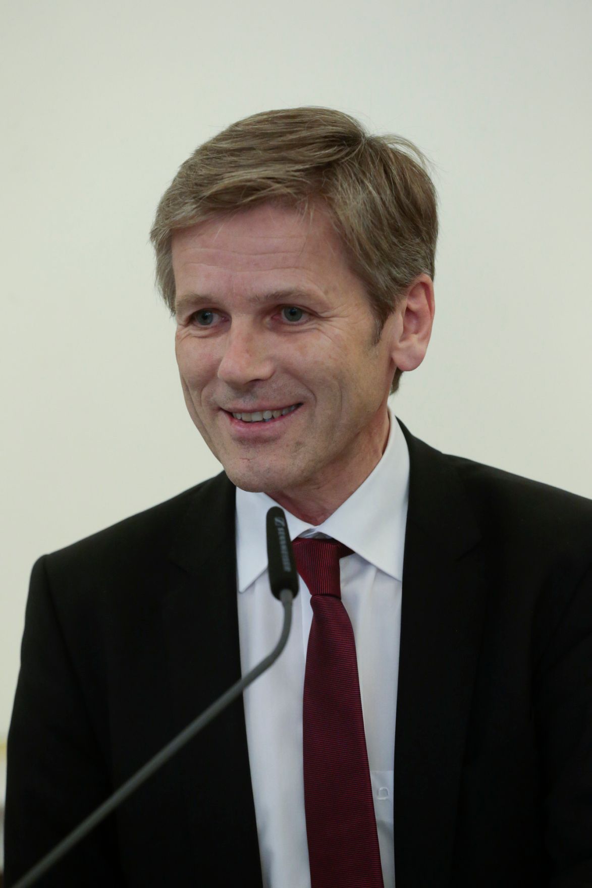 Am 6. Oktober 2015 &uuml;berreichte Kunst- und Kulturminister Josef Ostermayer (im Bild) die Urkunde mit der Mercedes Echerer der Berufstitel Professorin verliehen wurde.