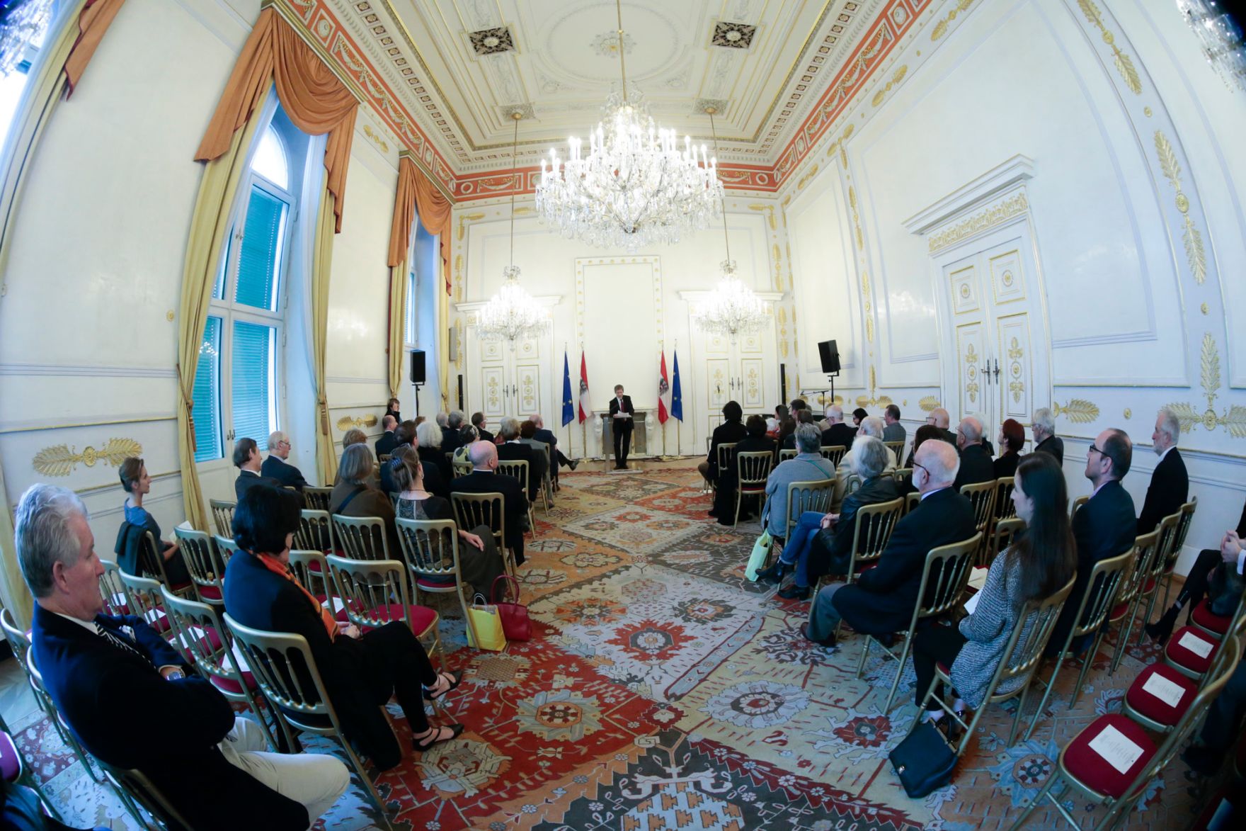 Am 6. Oktober 2015 &uuml;berreichte Kunst- und Kulturminister Josef Ostermayer die Urkunde mit der Mercedes Echerer der Berufstitel Professorin verliehen wurde.