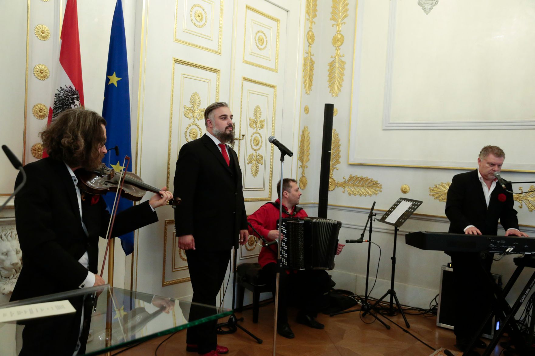 Am 6. Oktober 2015 &uuml;berreichte Kunst- und Kulturminister Josef Ostermayer die Urkunde mit der Mercedes Echerer der Berufstitel Professorin verliehen wurde.