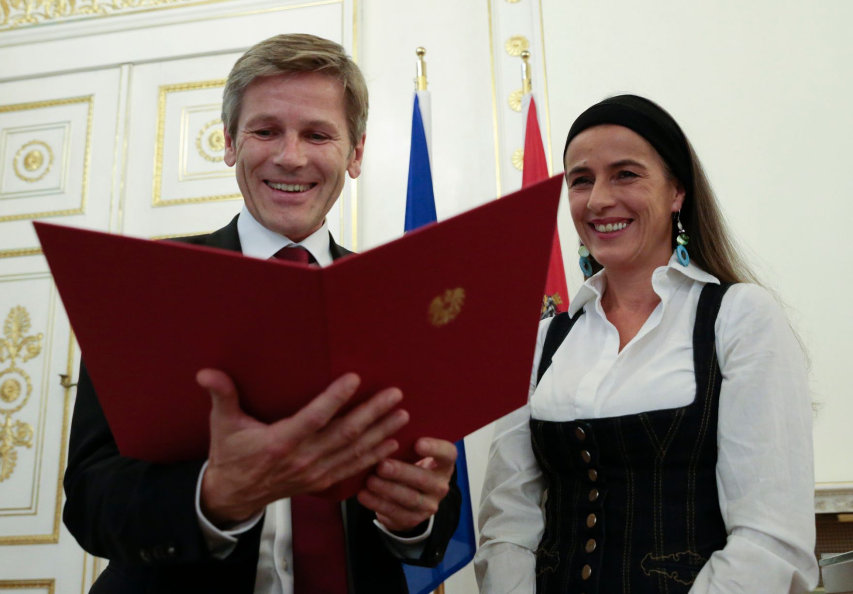 Am 6. Oktober 2015 &uuml;berreichte Kunst- und Kulturminister Josef Ostermayer (l.) die Urkunde mit der Mercedes Echerer (r.) der Berufstitel Professorin verliehen wurde.