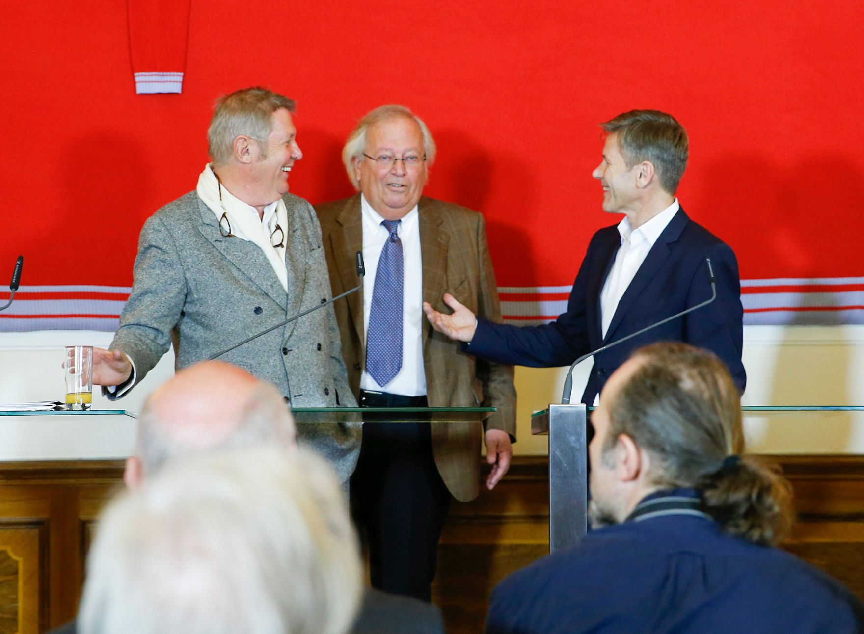 Am 2. November 2015 lud Kunst- und Kulturminister Josef Ostermayer (r.) zu einem Pressegespr&auml;ch anl&auml;sslich der Pr&auml;sentation des Alban Berg Denkmals. Im Bild mit dem Architekten des Denkmals, Wolf D. Prix (l.) und dem Pr&auml;sidenten der Alban Berg Stiftung, Peter Wolf (m.) .