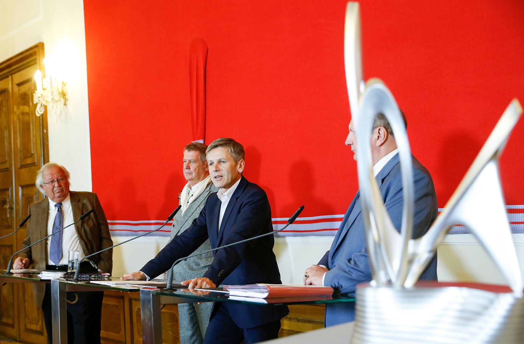 Am 2. November 2015 lud Kunst- und Kulturminister Josef Ostermayer (m.r.) zu einem Pressegespr&auml;ch anl&auml;sslich der Pr&auml;sentation des Alban Berg Denkmals. Im Bild mit dem Architekten des Denkmals, Wolf D. Prix (m.l.) und die beiden Pr&auml;sidenten der Alban Berg Stiftung, Peter Wolf (l.) und Maximilian Eiselsberg (r.).