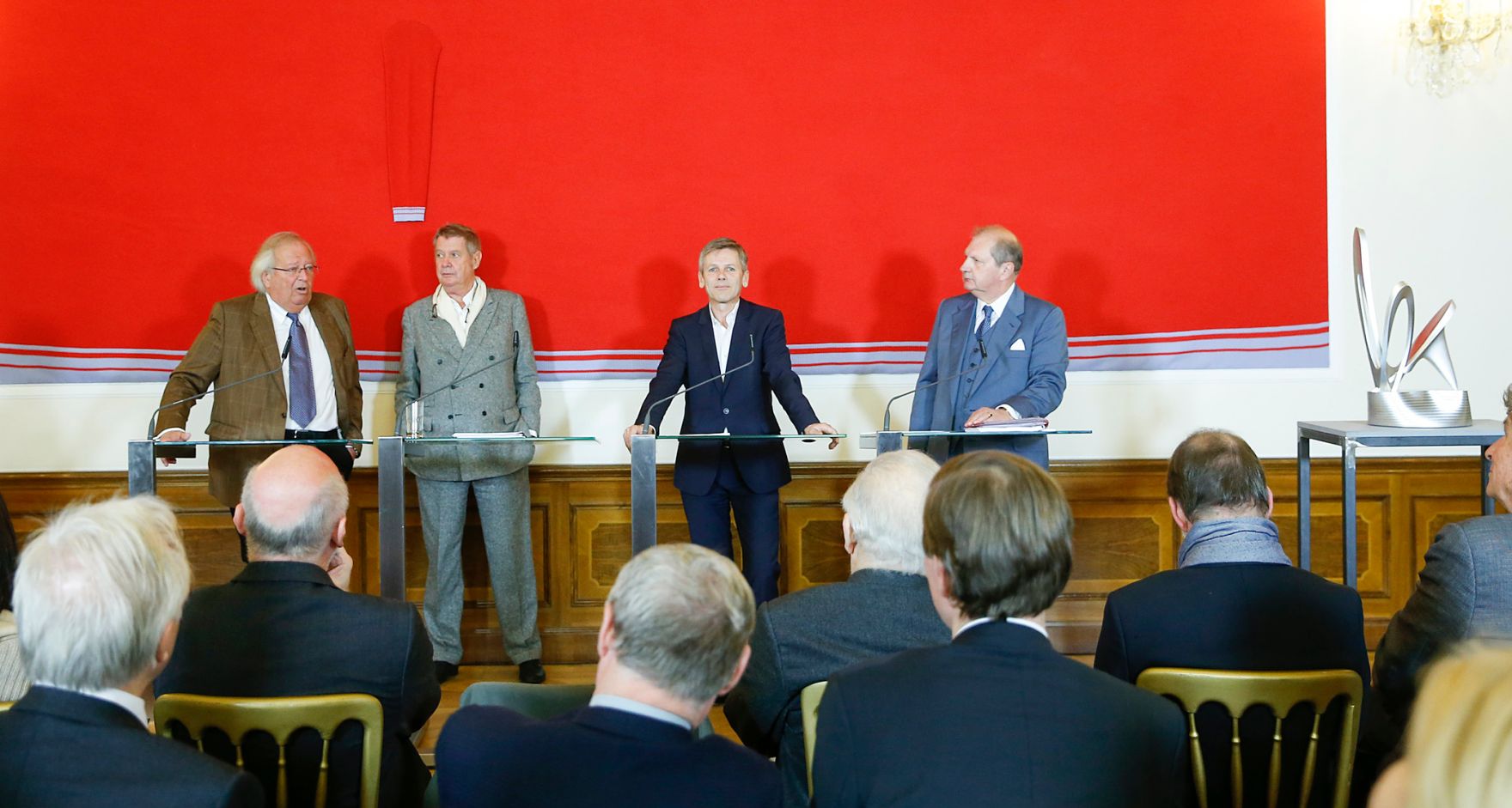 Am 2. November 2015 lud Kunst- und Kulturminister Josef Ostermayer (m.r.) zu einem Pressegespr&auml;ch anl&auml;sslich der Pr&auml;sentation des Alban Berg Denkmals. Im Bild mit dem Architekten des Denkmals, Wolf D. Prix (m.l.) und die beiden Pr&auml;sidenten der Alban Berg Stiftung, Peter Wolf (l.) und Maximilian Eiselsberg (r.).