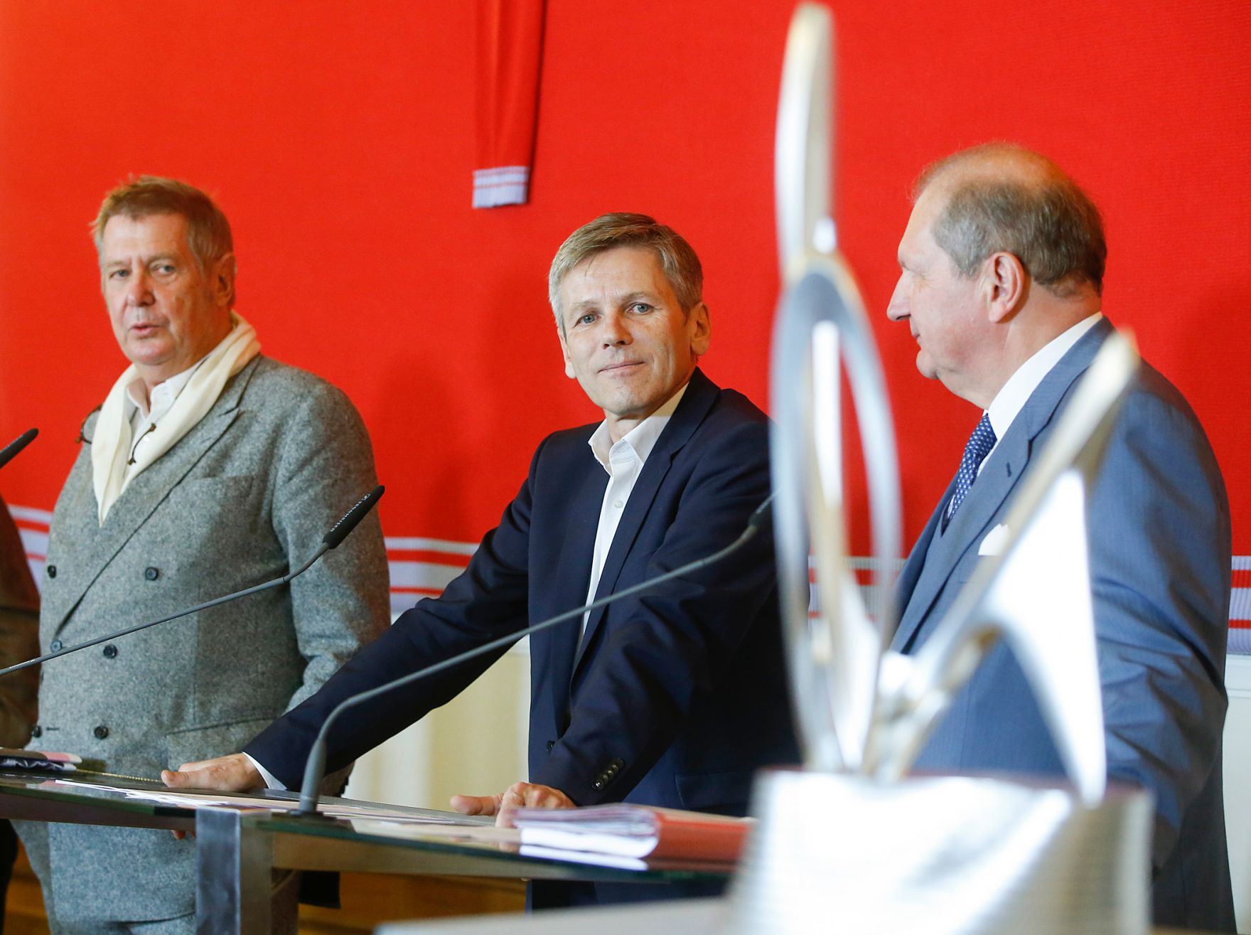Am 2. November 2015 lud Kunst- und Kulturminister Josef Ostermayer (m.) zu einem Pressegespr&auml;ch anl&auml;sslich der Pr&auml;sentation des Alban Berg Denkmals. Im Bild mit dem Architekten des Denkmals, Wolf D. Prix (l.) und dem Pr&auml;sidenten der Alban Berg Stiftung, Maximilian Eiselsberg (r.).