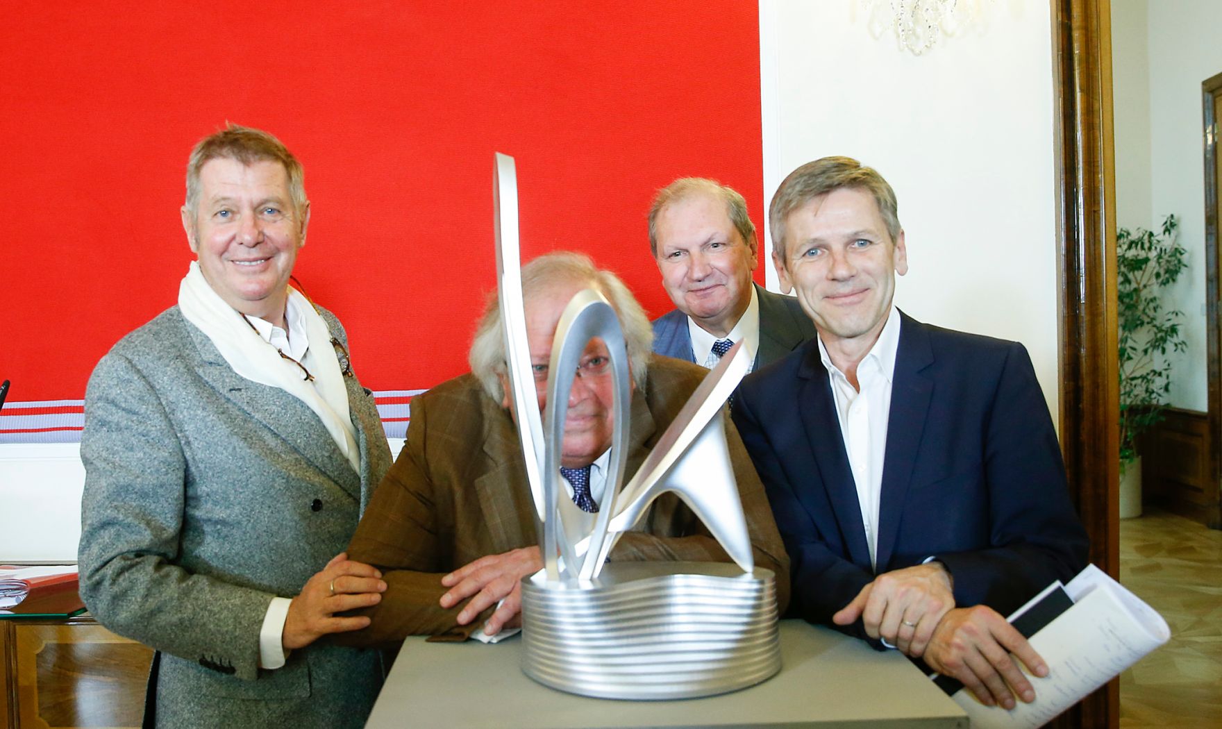 Am 2. November 2015 lud Kunst- und Kulturminister Josef Ostermayer (r.) zu einem Pressegespr&auml;ch anl&auml;sslich der Pr&auml;sentation des Alban Berg Denkmals. Im Bild mit dem Architekten des Denkmals, Wolf D. Prix (l.) und die beiden Pr&auml;sidenten der Alban Berg Stiftung, Peter Wolf (m.l.) und Maximilian Eiselsberg (m.r.).