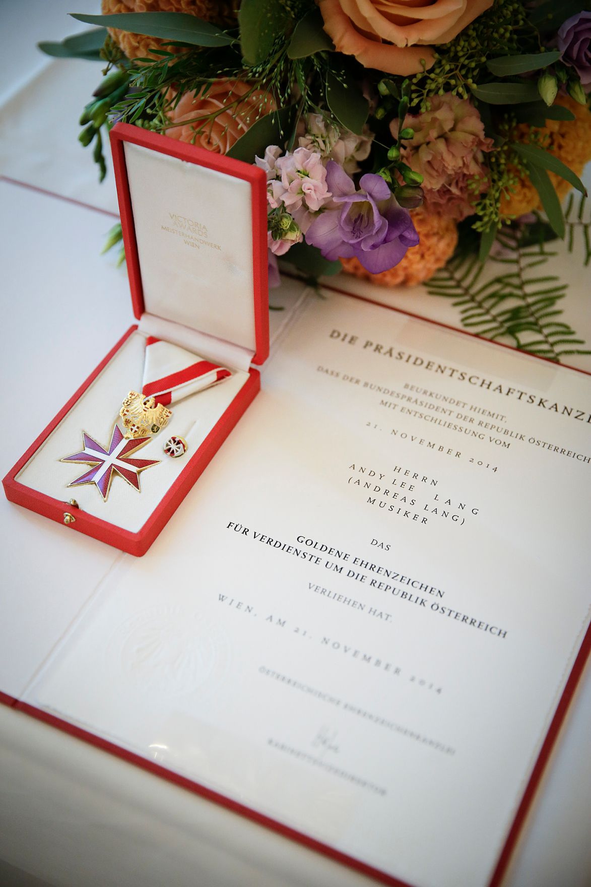 Am 3. November 2015 &uuml;berreichte Kunst- und Kulturminister Josef Ostermayer das Goldene Ehrenzeichen f&uuml;r Verdienste um die Republik &Ouml;sterreich an Andy Lee Lang.