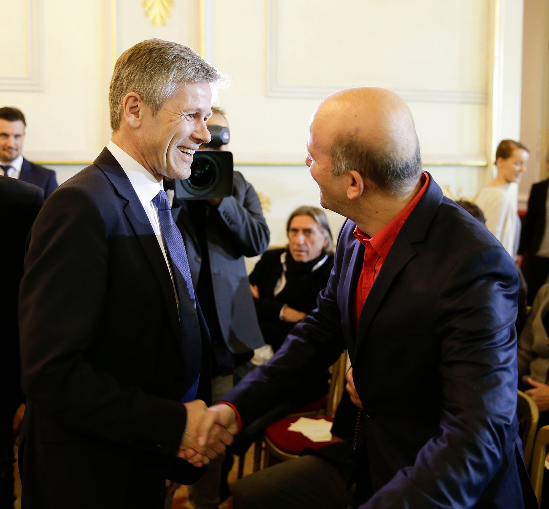 Am 3. November 2015 &uuml;berreichte Kunst- und Kulturminister Josef Ostermayer (l.) das Goldene Ehrenzeichen f&uuml;r Verdienste um die Republik &Ouml;sterreich an Andy Lee Lang (r.).