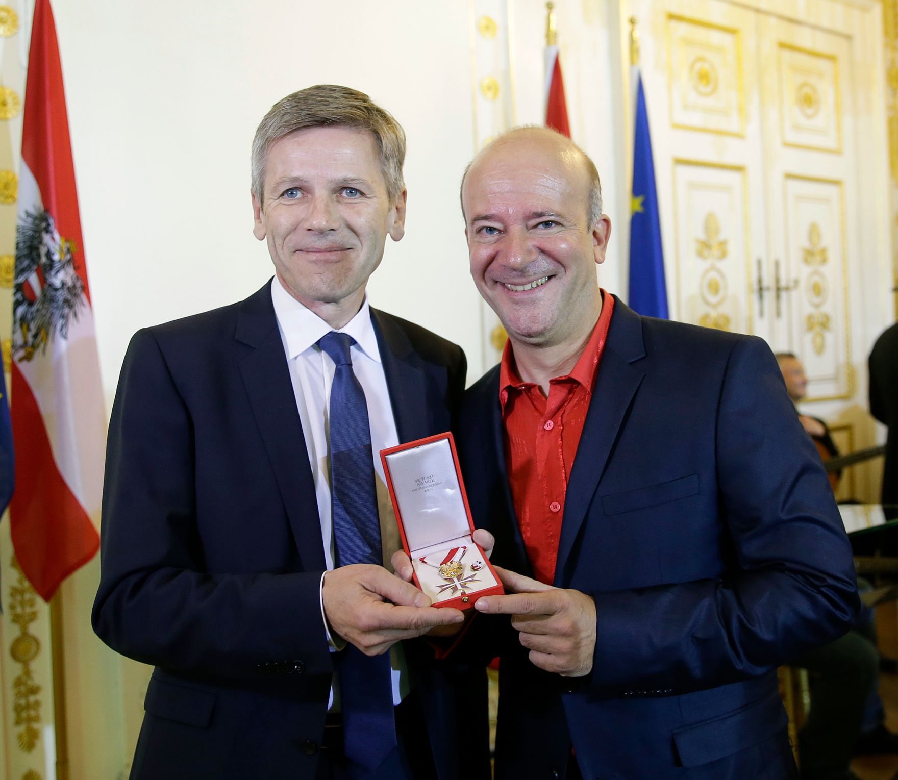 Am 3. November 2015 &uuml;berreichte Kunst- und Kulturminister Josef Ostermayer (l.) das Goldene Ehrenzeichen f&uuml;r Verdienste um die Republik &Ouml;sterreich an Andy Lee Lang (r.).